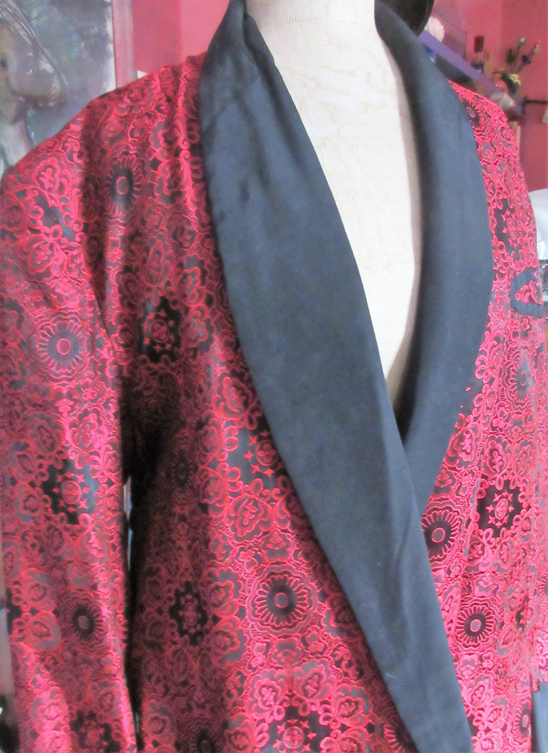 1930Er Jahre Brokat Robe, Rot Und Schwarz, Acetat, Gefüttert, Taschen, Volle Länge, Schneiderei, Revers, Super Zustand, Größe L 1930Er Jahre Brokat Robe, Rot Und Schwarz, Acetat, Gefüttert, Taschen, Volle Länge, Schneiderei, Revers, Super Zustand, Größe L von thevintagecalliope