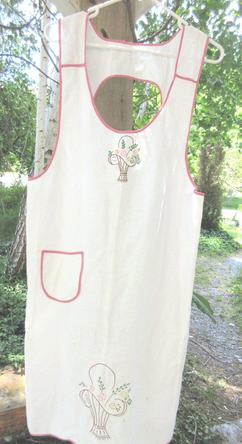 1940Er Hand Bestickt, Handgemachte Leinenschürze, Weiß Mit Blumenstrauß Stickerei, Tasche, Exzellenter Zustand, Shabby Chic 1940Er Hand Bestickt, Handgemachte Leinenschürze, Weiß Mit Blumenstrauß Stickerei, Tasche, Exzellenter Zustand, Shabby Chic von thevintagecalliope