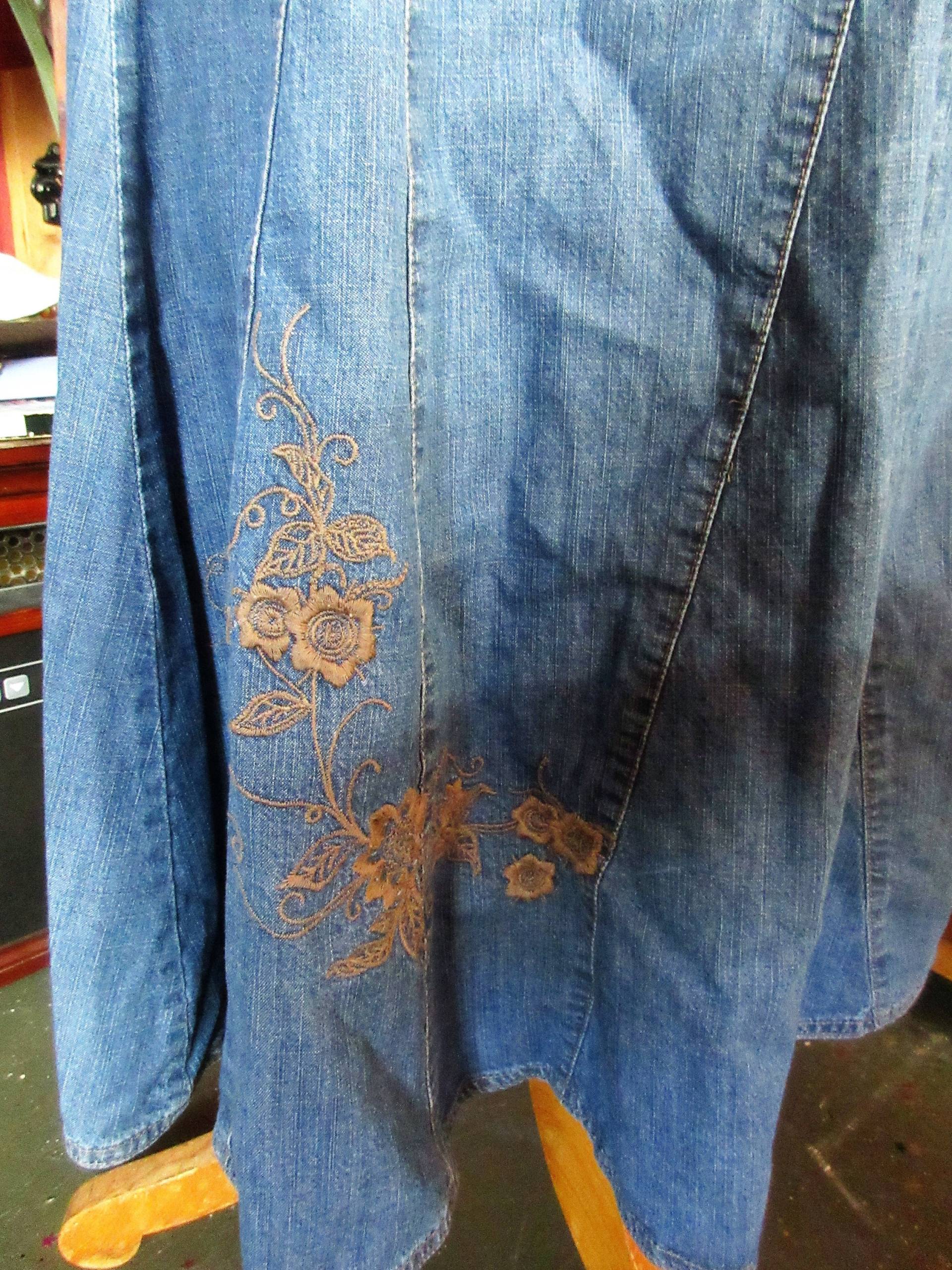 80Er Jahre Jeansrock, Aufgespießt Design, Schlanke Taille, Voller Flare, Mitte Kalb, Blau, Bestickt, Mittelgroße Kleine, Sehr Guter Zustand, Große 80Er Jahre Jeansrock, Aufgespießt Design, Schlanke Taille, Voller Flare, Mitte Kalb, Blau, Bestickt, Mittelgroße Kleine, Sehr Guter Zustand, Große von thevintagecalliope