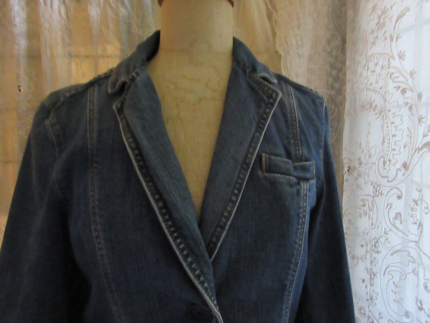 80Er Vintage Gap Jeansjacke, Knopf Vorne, 3 Taschen Lapels, Tailliertes Styling, Distressed Denim Look, Exzellenter Zustand, Gr. 10 80Er Vintage Gap Jeansjacke, Knopf Vorne, 3 Taschen Lapels, Tailliertes Styling, Distressed Denim Look, Exzellenter Zustand, Gr. 10 von thevintagecalliope