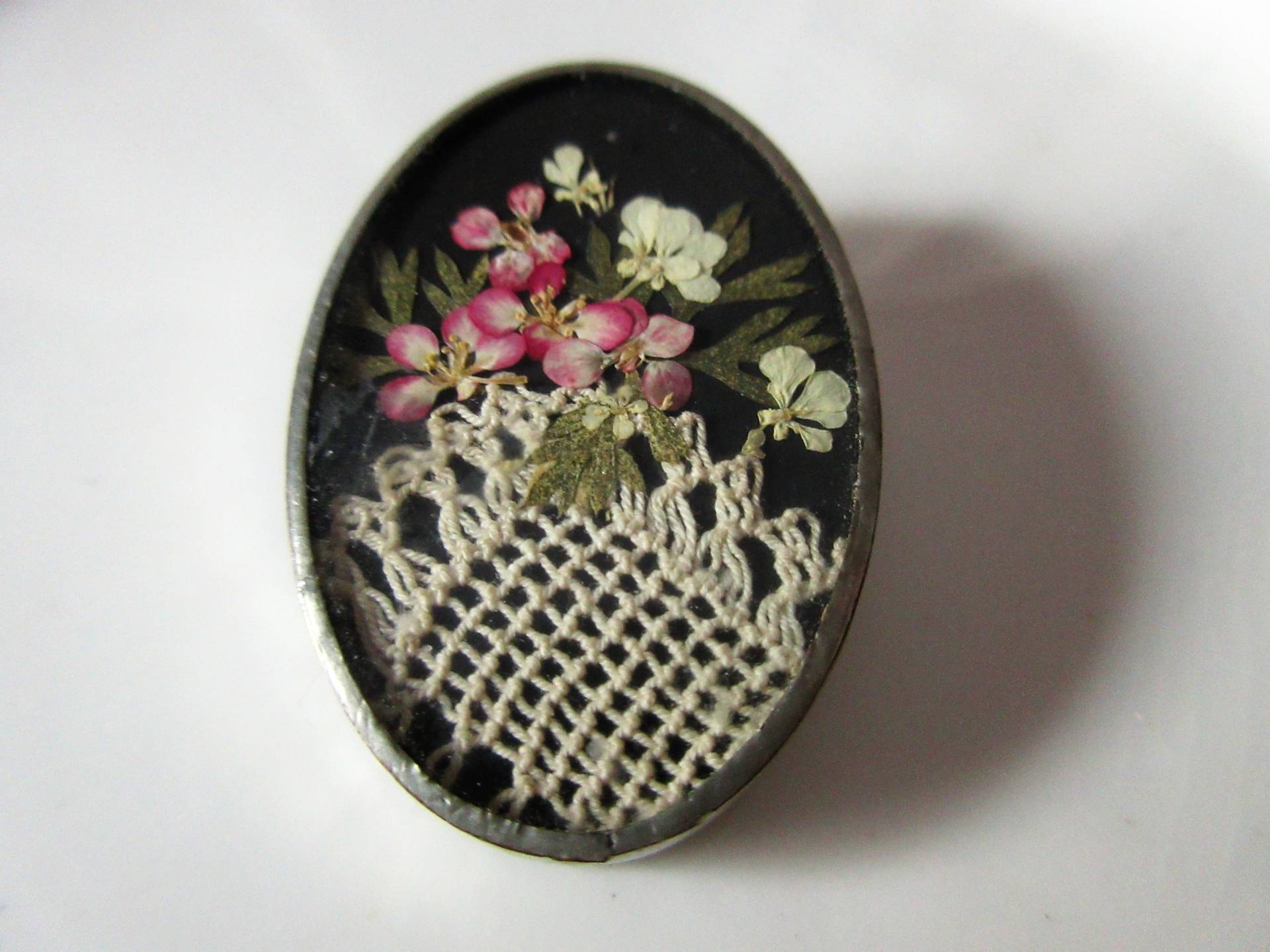 Handgefertigte Glas-Collage-Brosche, Kleine Blumen Und Spitze, Schwarzer Hintergrund, Signiert, Weiblich, Gepresste Unter Glas Mit Spitze Handgefertigte Glas-Collage-Brosche, Kleine Blumen Und Spitze, Schwarzer Hintergrund, Signiert, Weiblich, Gepresste Unter Glas Mit Spitze von thevintagecalliope