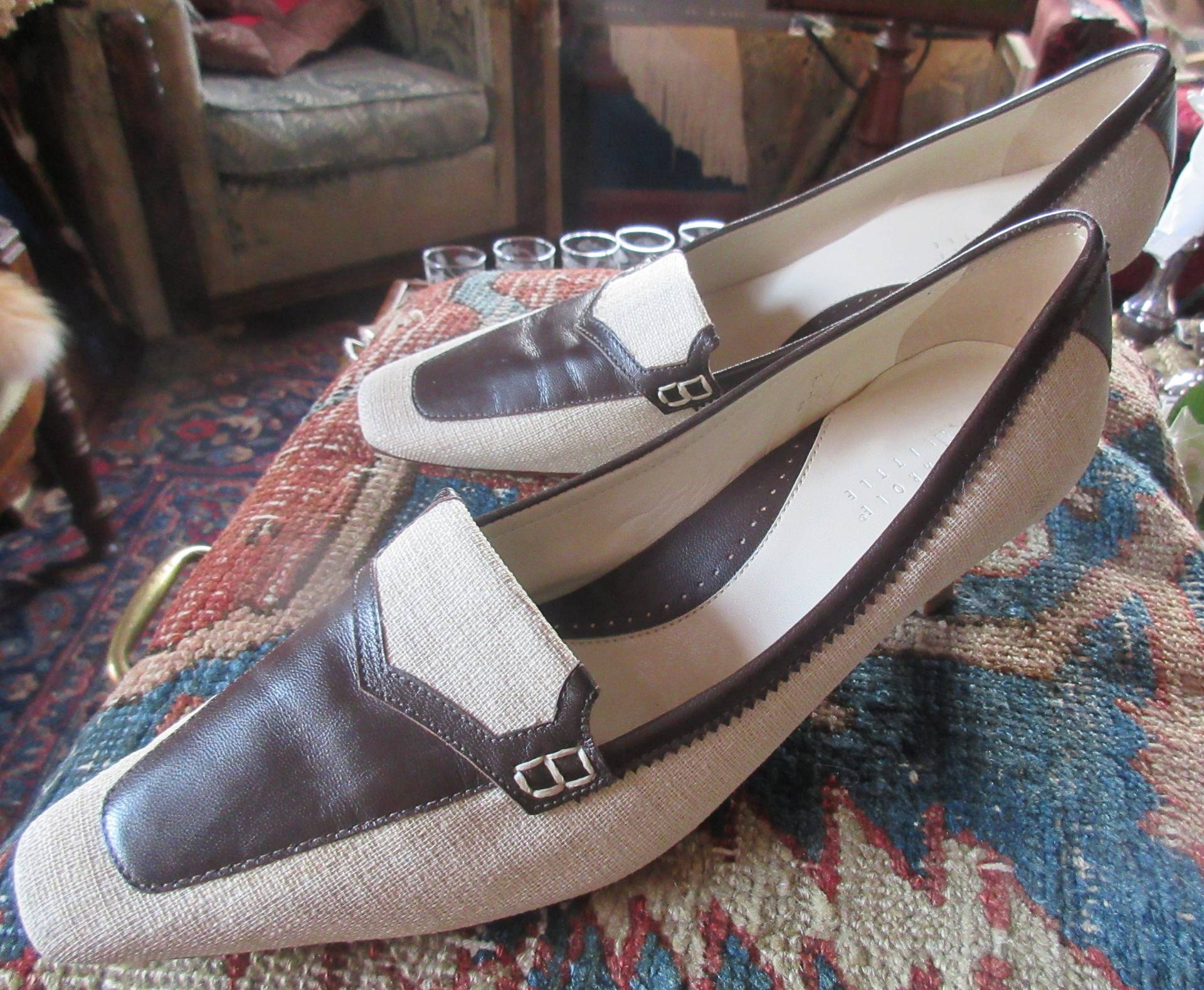 Leinen/ Lederschuhe, Carole Little, Ledersohlen, Klassisch, Bürobekleidung, Gehoben Lässig, Kleidig, Kätzchen Ferse, Exzellenter Zustand, Größe 7, 5 Leinen/ Lederschuhe, Carole Little, Ledersohlen, Klassisch, Bürobekleidung, Gehoben Lässig, Kleidig, Kätzchen Ferse, Exzellenter Zustand, Größe 7, 5 von thevintagecalliope