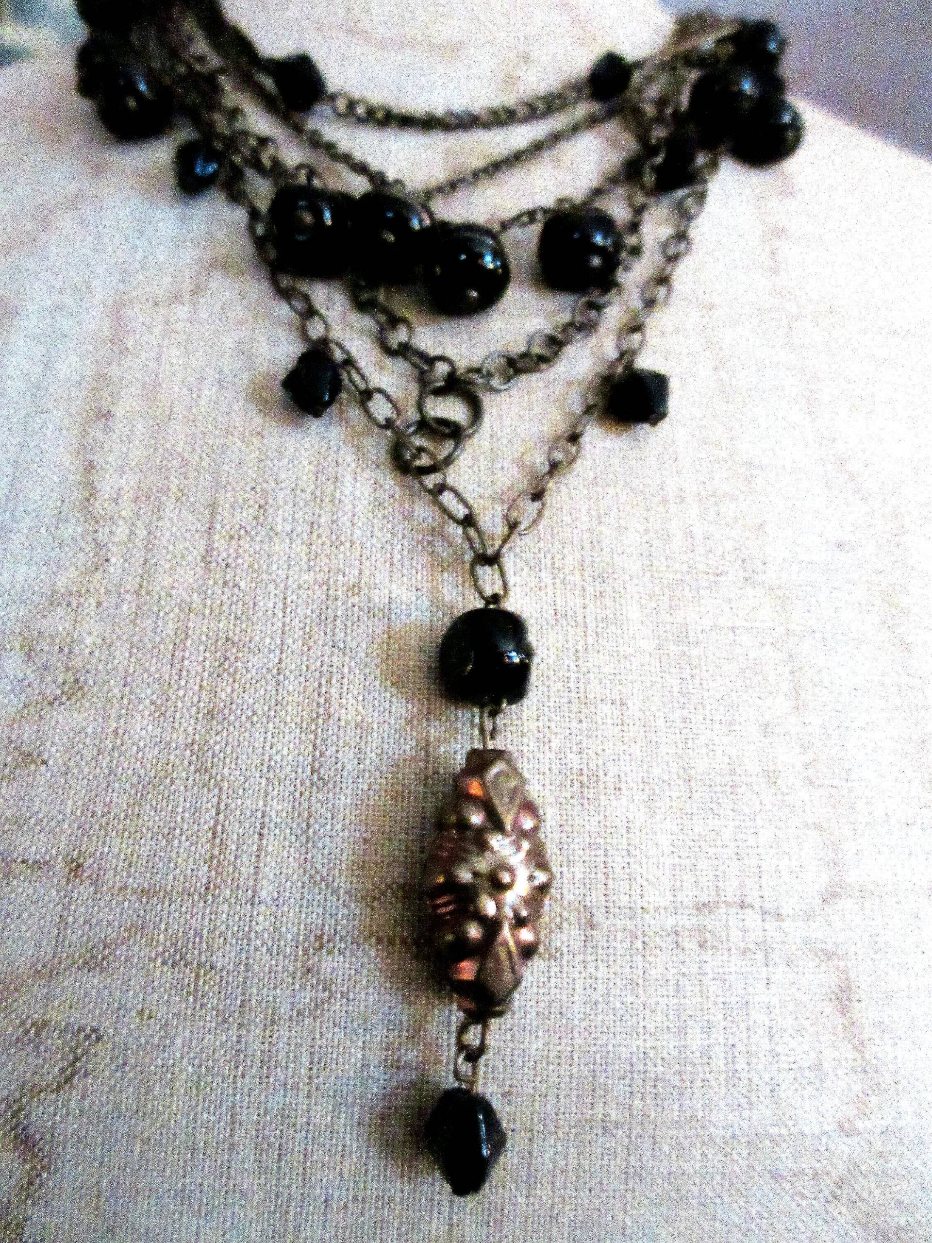 Mehrsträngige Halskette, Bronzeketten, Schwarze Glasperlen, Abgestufte Länge, Perlenanhänger, Arbeit Oder Spiel Mehrsträngige Halskette, Bronzeketten, Schwarze Glasperlen, Abgestufte Länge, Perlenanhänger, Arbeit Oder Spiel von thevintagecalliope
