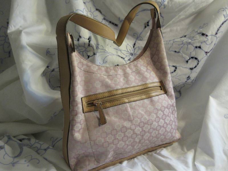 Nine West Tasche, Rosa, Ecru, Stoff, Leder, Schulranzenstil, Schultertasche, Außenfächer, Portemonnaie Fach, Ausgezeichneter Zustand Nine West Tasche, Rosa, Ecru, Stoff, Leder, Schulranzenstil, Schultertasche, Außenfächer, Portemonnaie Fach, Ausgezeichneter Zustand von thevintagecalliope