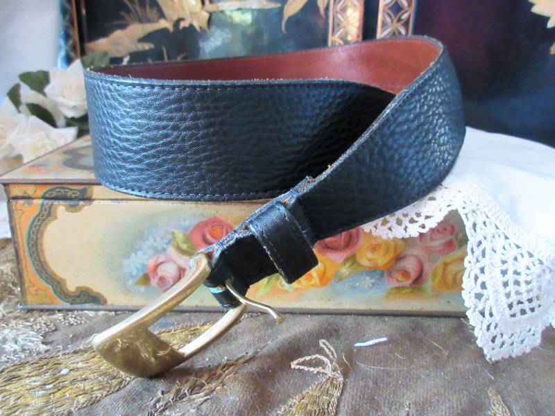 Qualität Schwarzer Ledergürtel, Dooney Und Burke, Strukturiertes Leder, Geformt, Massive Messingschnalle, Größe 29 Taille Qualität Schwarzer Ledergürtel, Dooney Und Burke, Strukturiertes Leder, Geformt, Massive Messingschnalle, Größe 29 Taille von thevintagecalliope