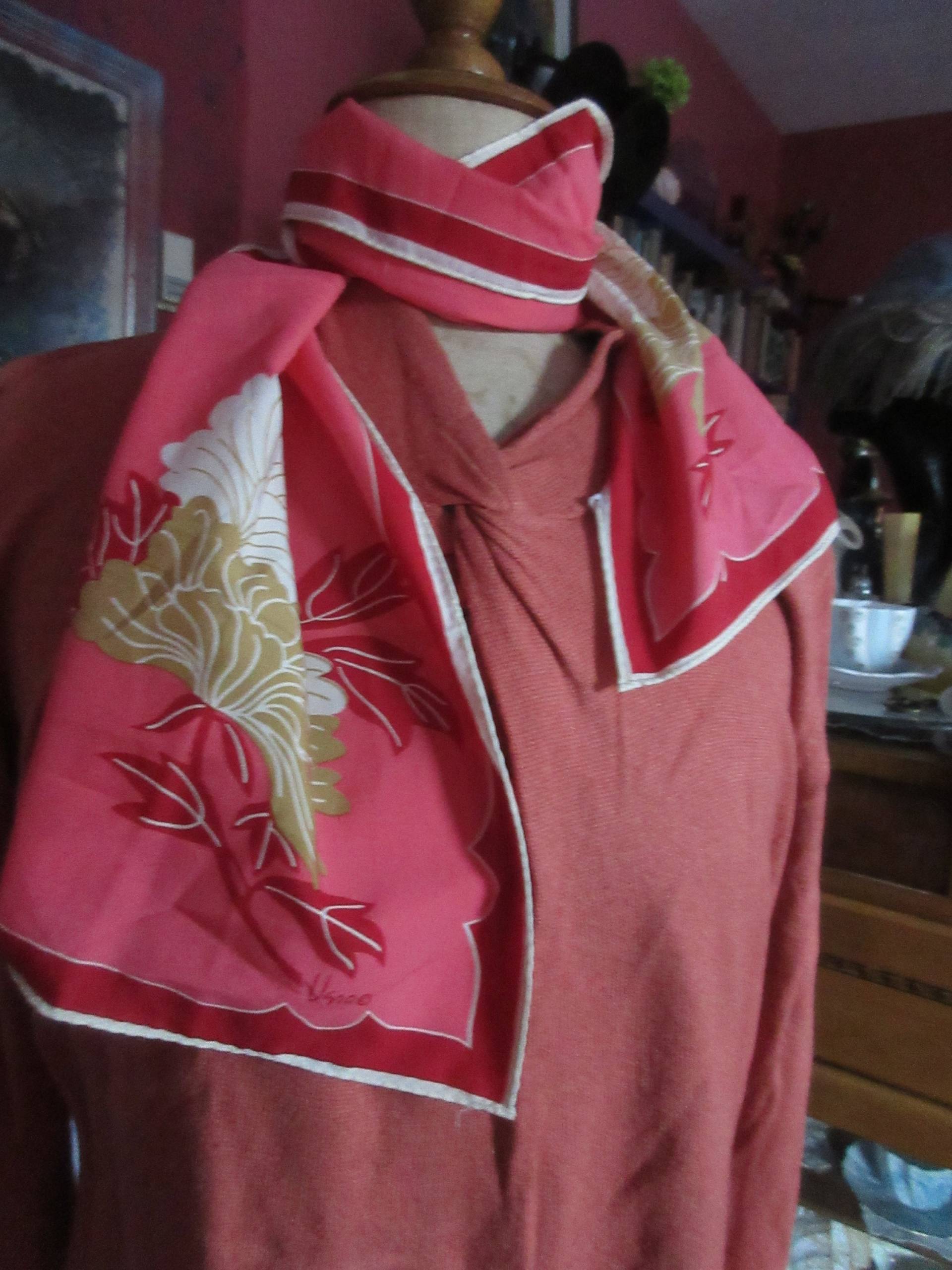 Rosa Und Weiße Vera Schal, Lange Stil, Polyester, 1970Er Jahre, Sehr Gutem Zustand Rosa Und Weiße Vera Schal, Lange Stil, Polyester, 1970Er Jahre, Sehr Gutem Zustand von thevintagecalliope