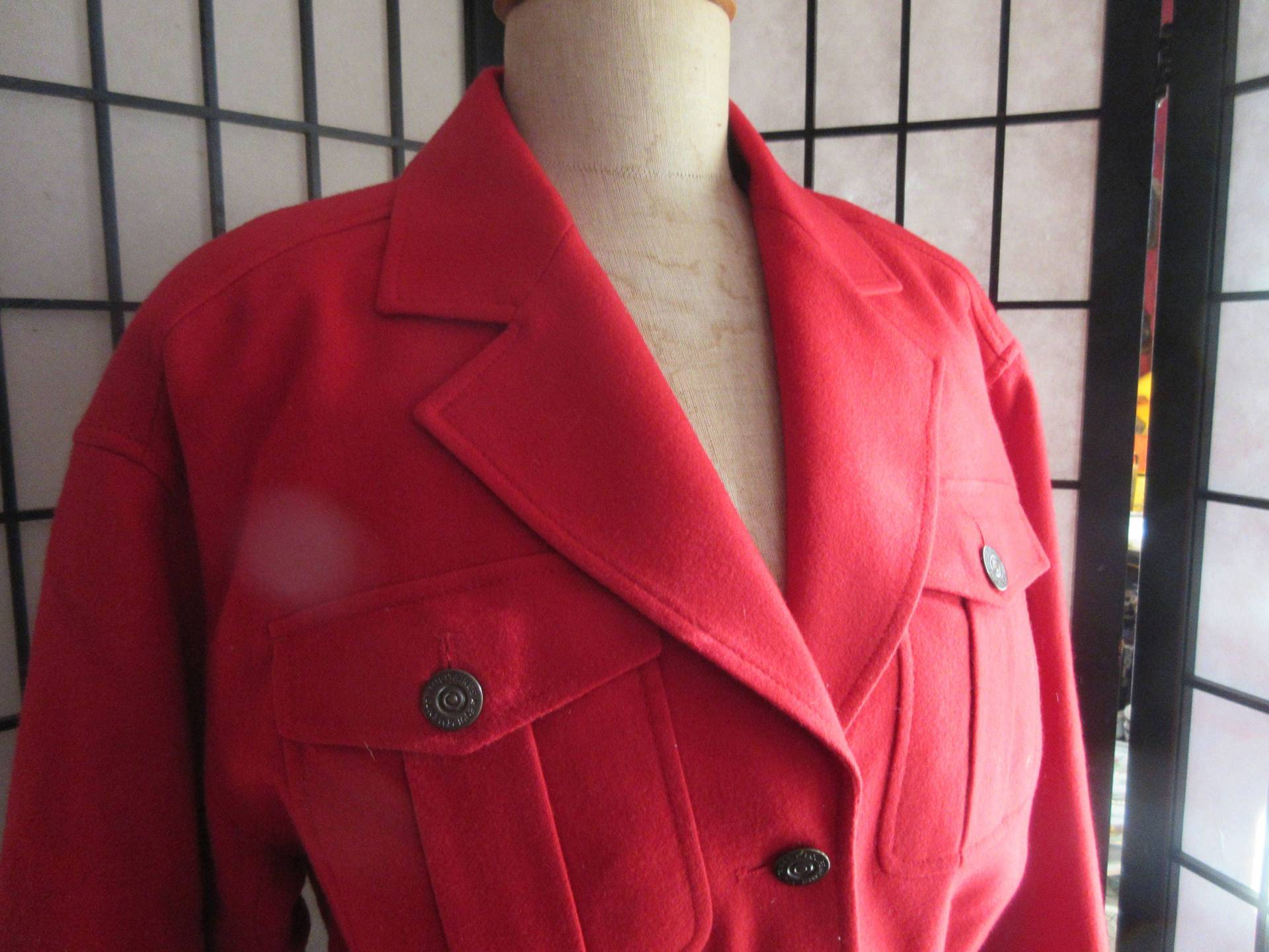 Rote Wolljacke, Blazer, 80Er Vintage, Liz Claiborne, Military Styling, Gefüttert, Tailliert, Aufgesetzte Taschen, Exzellenter Zustand Rote Wolljacke, Blazer, 80Er Vintage, Liz Claiborne, Military Styling, Gefüttert, Tailliert, Aufgesetzte Taschen, Exzellenter Zustand von thevintagecalliope