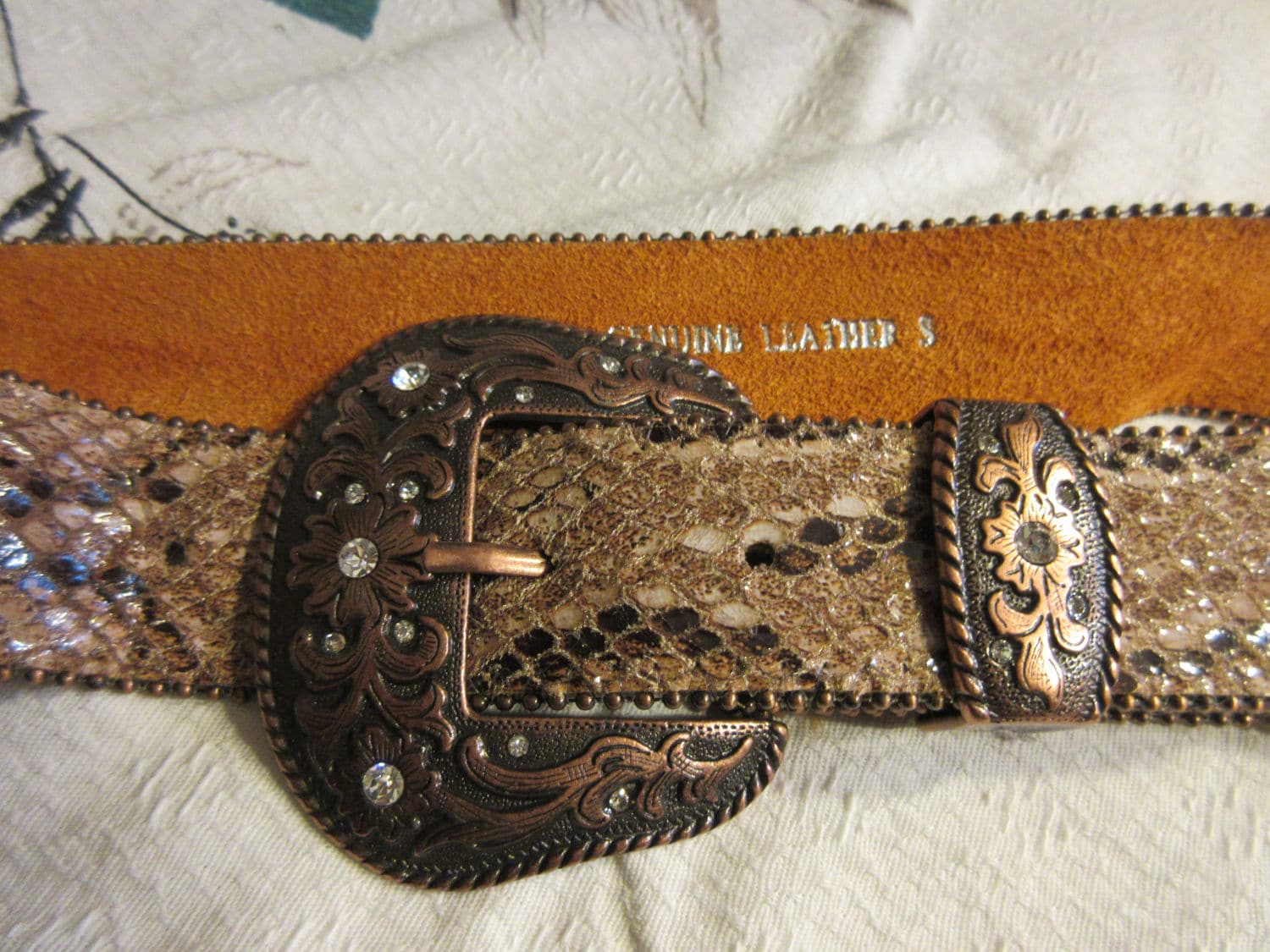 Schlangenledergürtel Mit Großer Bronzefarbener Schnalle, Southwest Style, Strass Cowboy, Geprägtes Metalldesign, 70Er/80Er Jahre, Hellbraun, Beige Schlangenledergürtel Mit Großer Bronzefarbener Schnalle, Southwest Style, Strass Cowboy, Geprägtes Metalldesign, 70Er/80Er Jahre, Hellbraun, Beige von thevintagecalliope