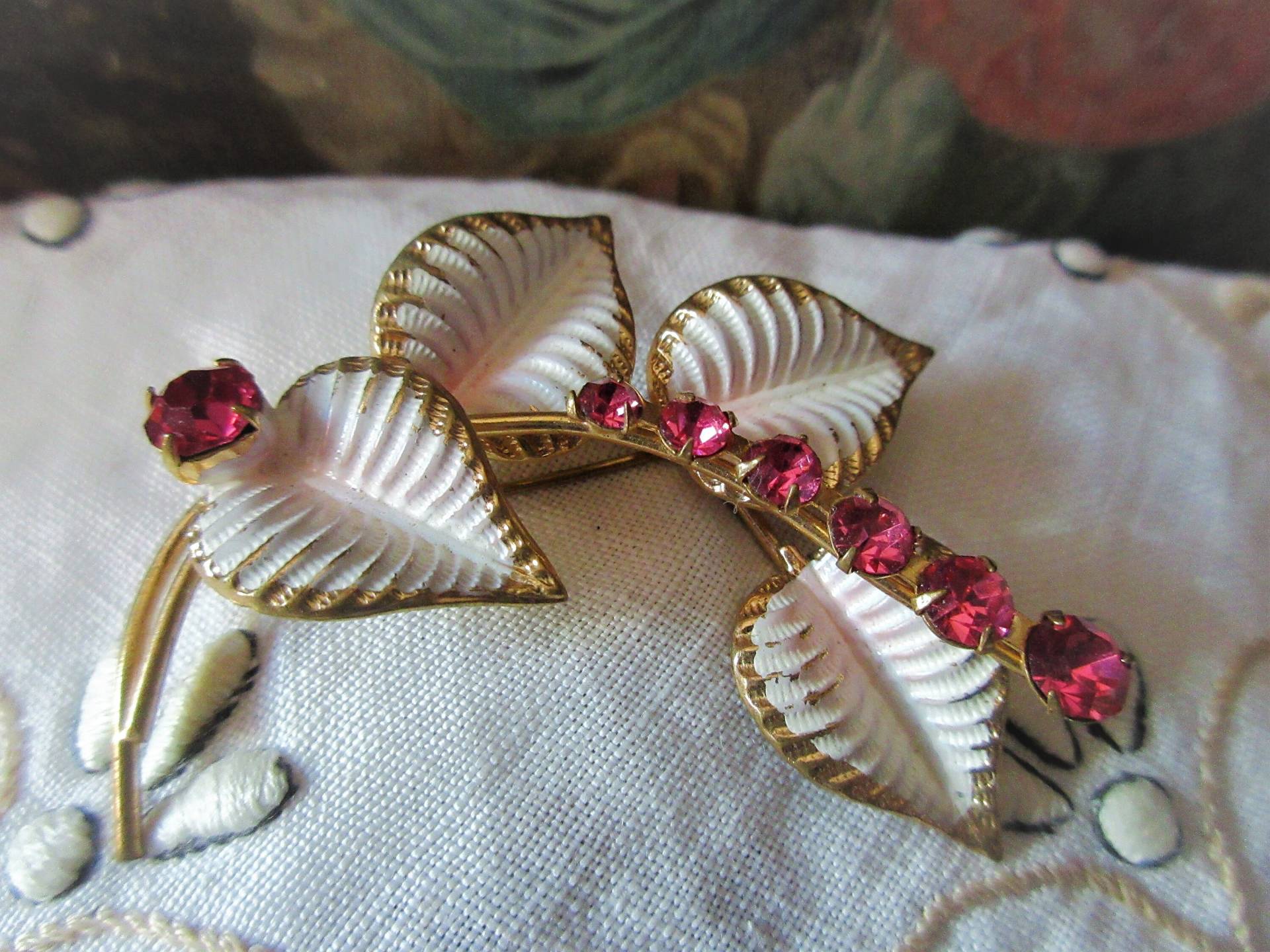Schöne Brosche Von 1940S/5050, Weiße Blätter Mit Rosa Strasssteinen, Anmutiger Bogen, Edel Und Klassisch, Madmen Frau Maisel Retro-Look Schöne Brosche Von 1940S/5050, Weiße Blätter Mit Rosa Strasssteinen, Anmutiger Bogen, Edel Und Klassisch, Madmen Frau Maisel Retro-Look von thevintagecalliope