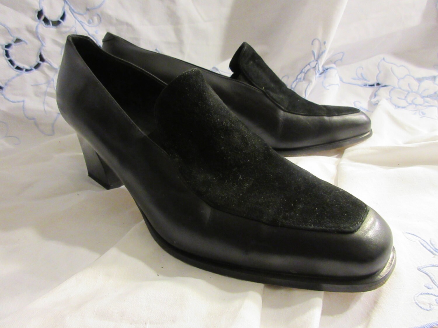 Schwarze Wildleder & Leder Pumps, Made in Italy, Alles Leder, Qualitätsschuhe, Nickels, 90Er Vintage, Klassisch, Professionell, Ausgezeichneter Schwarze Wildleder & Leder Pumps, Made in Italy, Alles Leder, Qualitätsschuhe, Nickels, 90Er Vintage, Klassisch, Professionell, Ausgezeichneter von thevintagecalliope