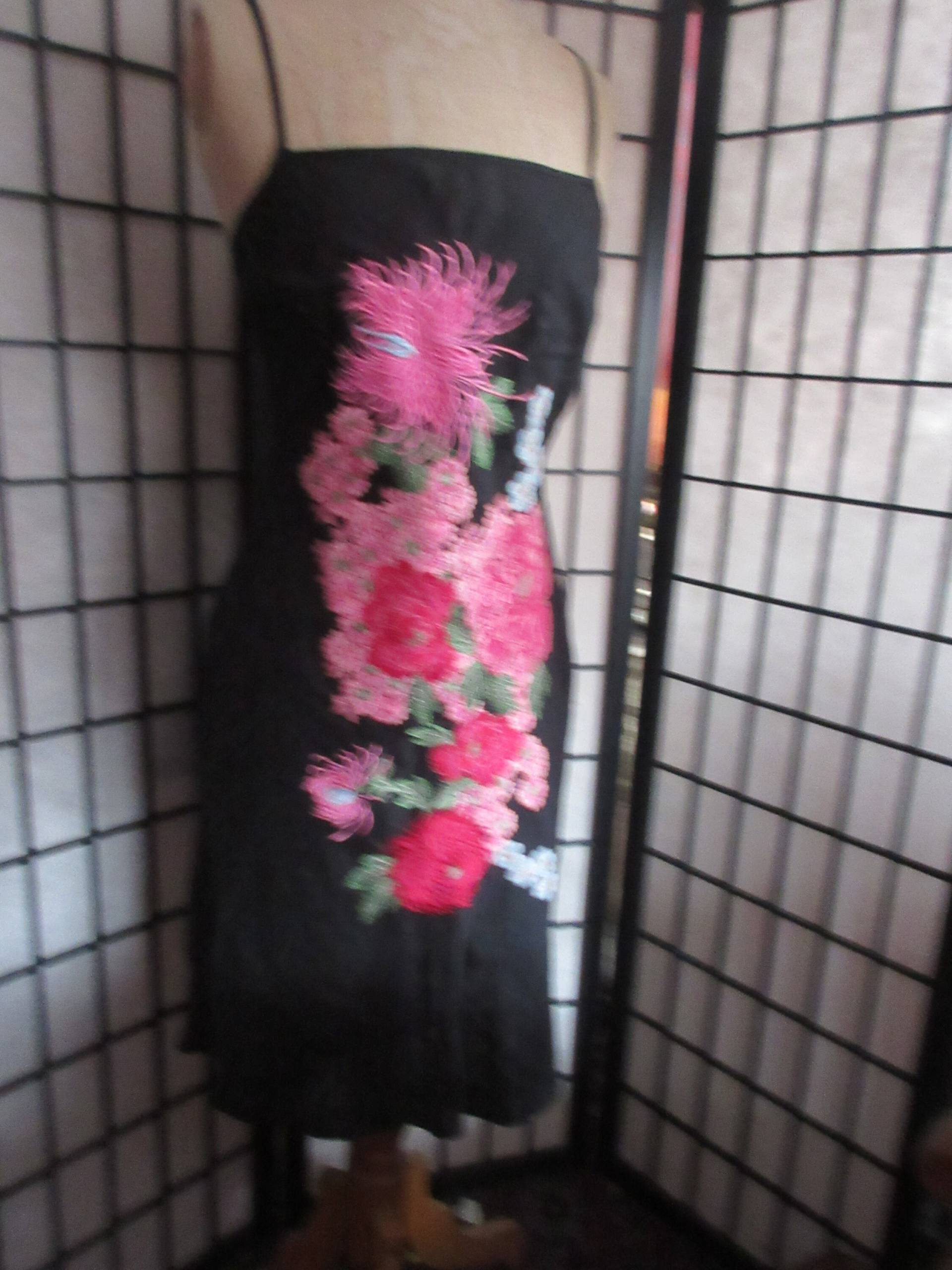 Schwarzes Leinenkleid Mit Aufwändiger Blumenstickerei, Spaghettiträger, Seitlicher Reißverschluss, Usa Gr. 6, Eu 38, Sehr Guter Zustand Schwarzes Leinenkleid Mit Aufwändiger Blumenstickerei, Spaghettiträger, Seitlicher Reißverschluss, Usa Gr. 6, Eu 38, Sehr Guter Zustand von thevintagecalliope