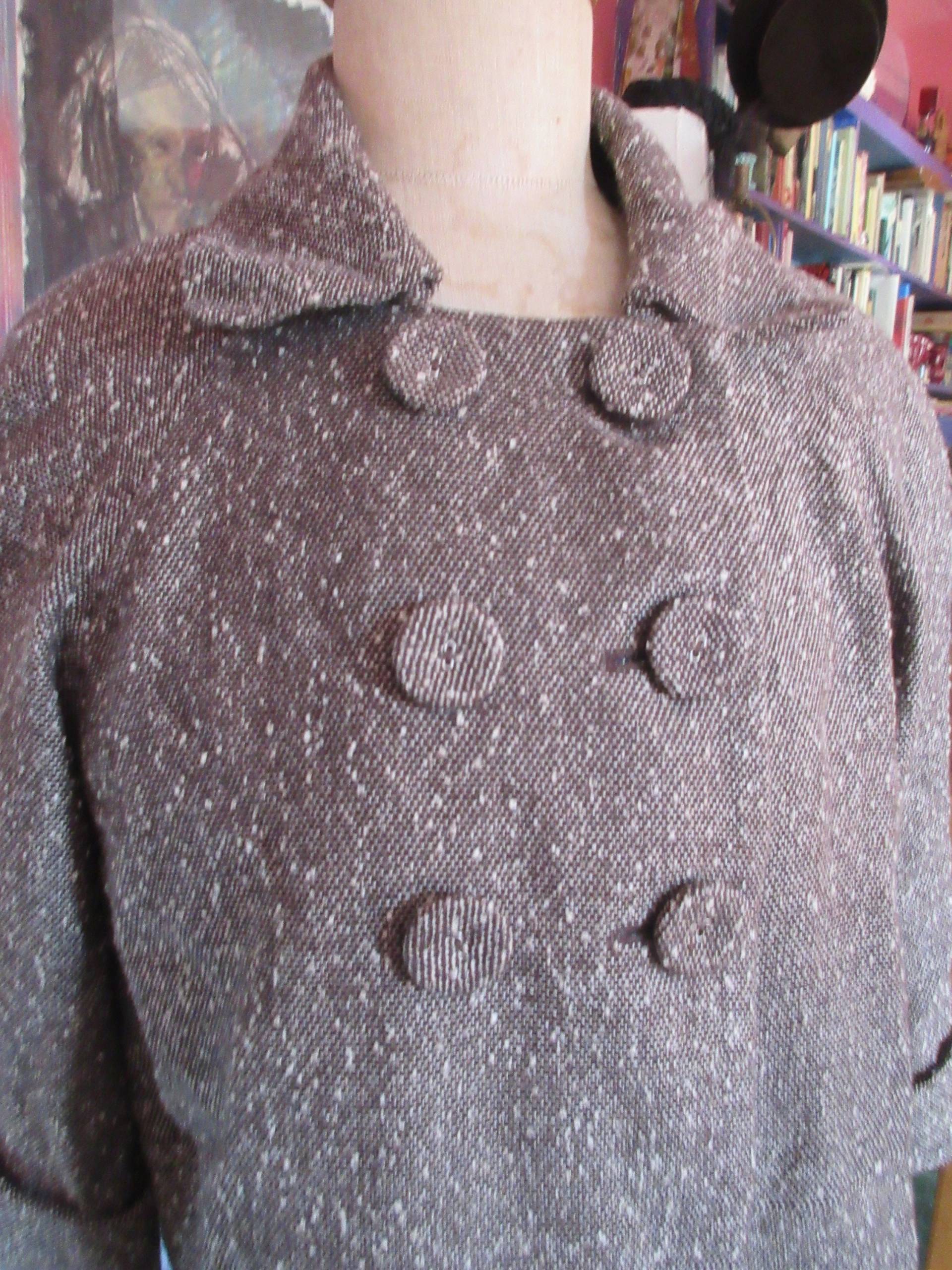 Tweedy 40 Stil Jacke, Carole Kleine, Braune Nubbly, 3/4 Ärmel, Beschnitten Stil, Faux Zweireiher, Sehr Gutem Zustand Tweedy 40 Stil Jacke, Carole Kleine, Braune Nubbly, 3/4 Ärmel, Beschnitten Stil, Faux Zweireiher, Sehr Gutem Zustand von thevintagecalliope