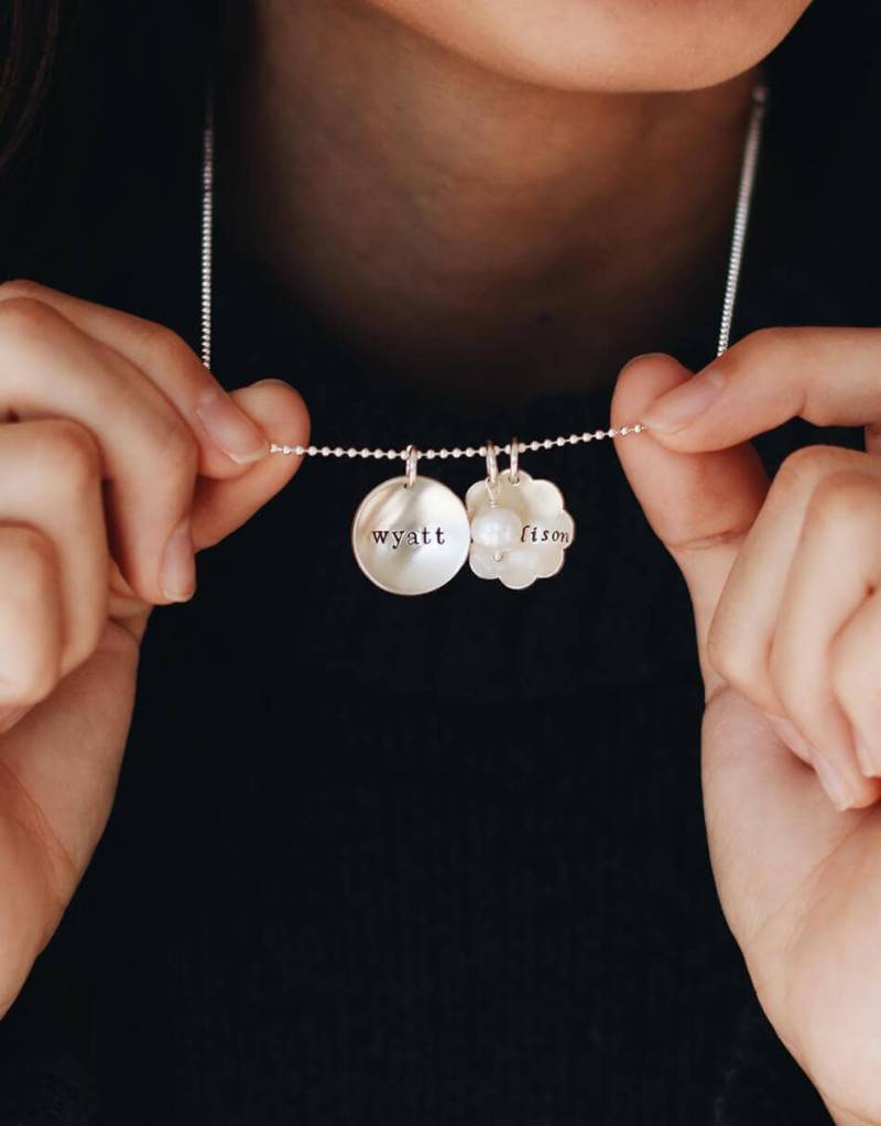 sterling Silber Name Charm Halskette Für Mama | Benutzerdefinierte Frauen Tagesgeschenk Frau Valentinstag Geschenk Jubiläumsgeschenk von thevintagepearl