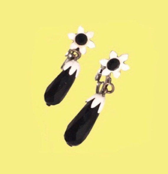 Vintage 70Er Jahre Silber, Schwarz & Weiß Blume Teardrop Clip-On Ohrringe W/strass Und Facettierten Schwarzen Onyx von thevintagepsychic