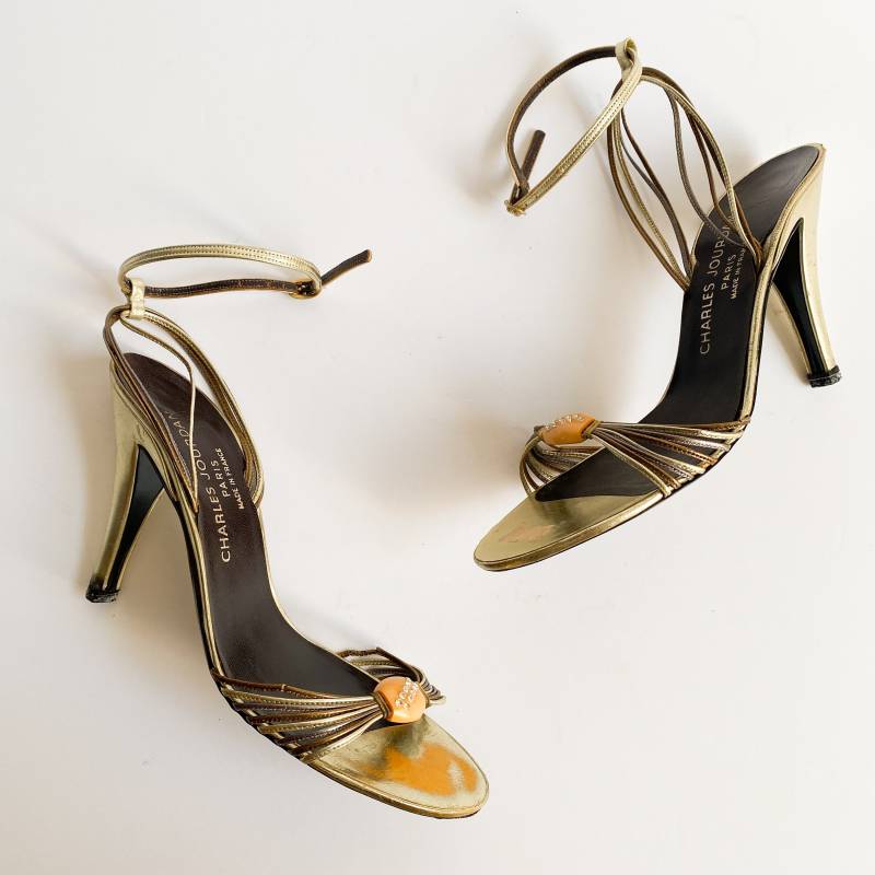 Vintage 1970Er Jahre Charles Jourdan Paris Metallic Riemchen Knöchelriemen Sandalen Heels Vintage 1970Er Jahre Charles Jourdan Paris Metallic Riemchen Knöchelriemen Sandalen Heels von thevintagestudioltd