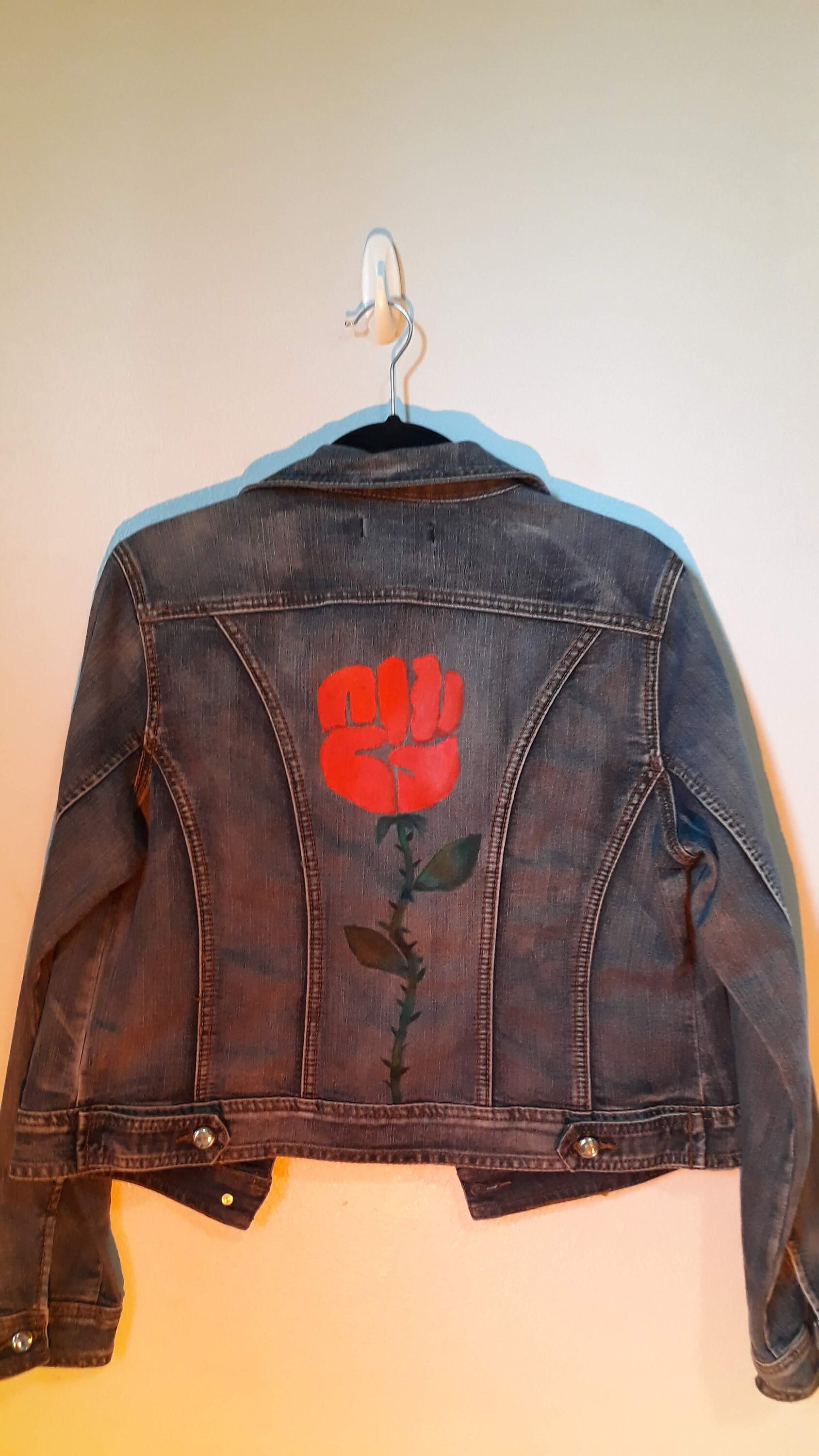 Revolution Rose Bemalte Jeansjacke von theviragoinitiative