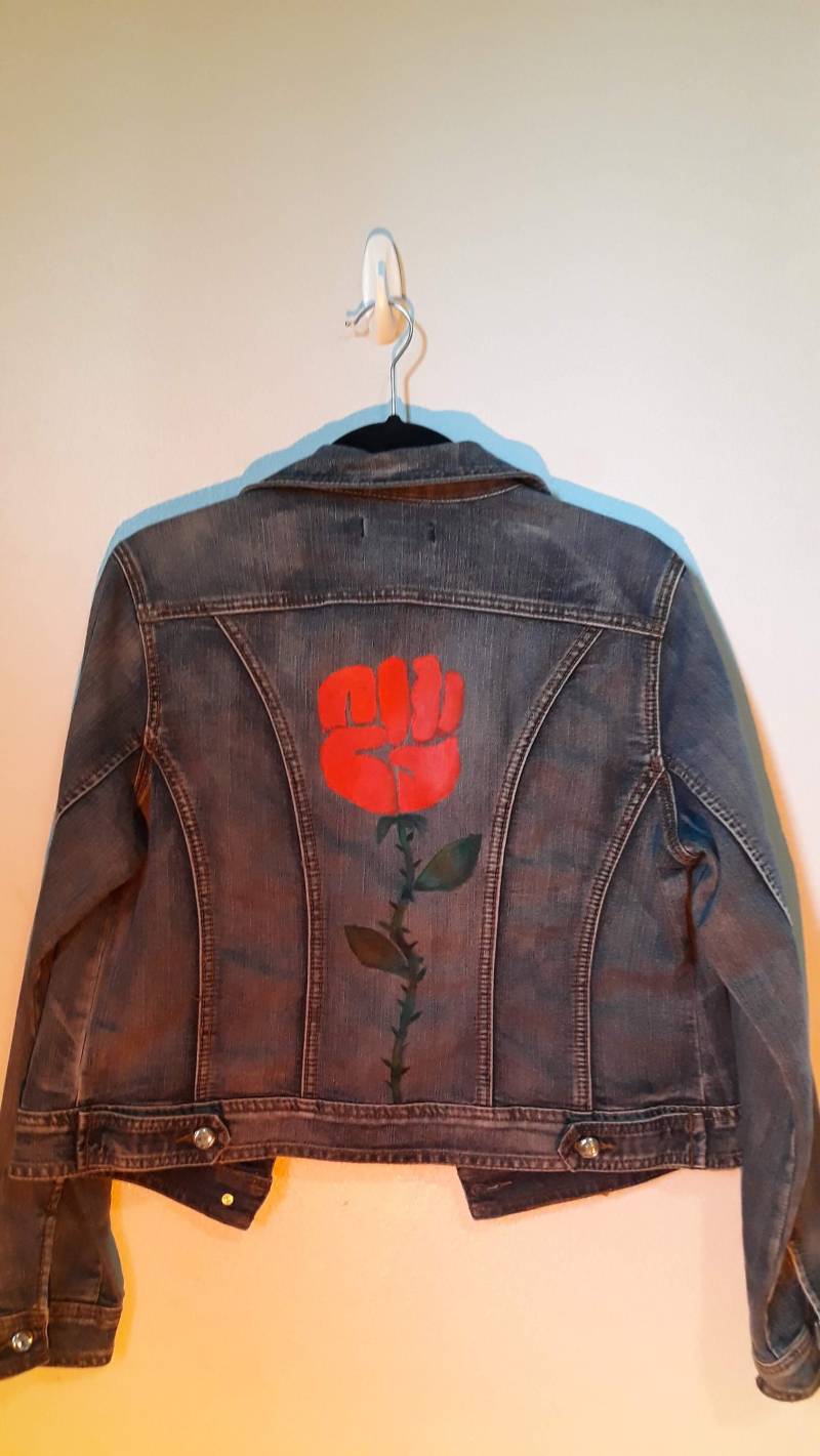 Revolution Rose Bemalte Jeansjacke von theviragoinitiative