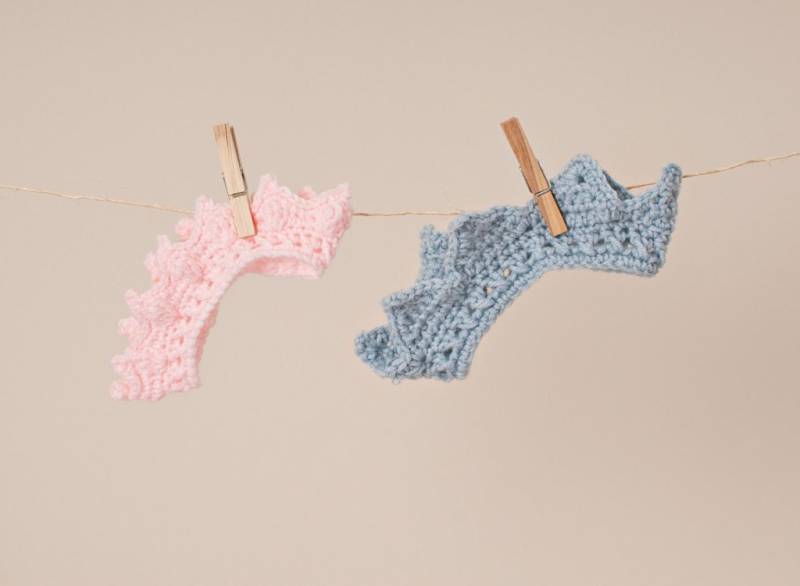 Gehäkelte Rosa Und Blaue Kronen Für Neugeborene/Kleinkinder von thewhimsicalelephant