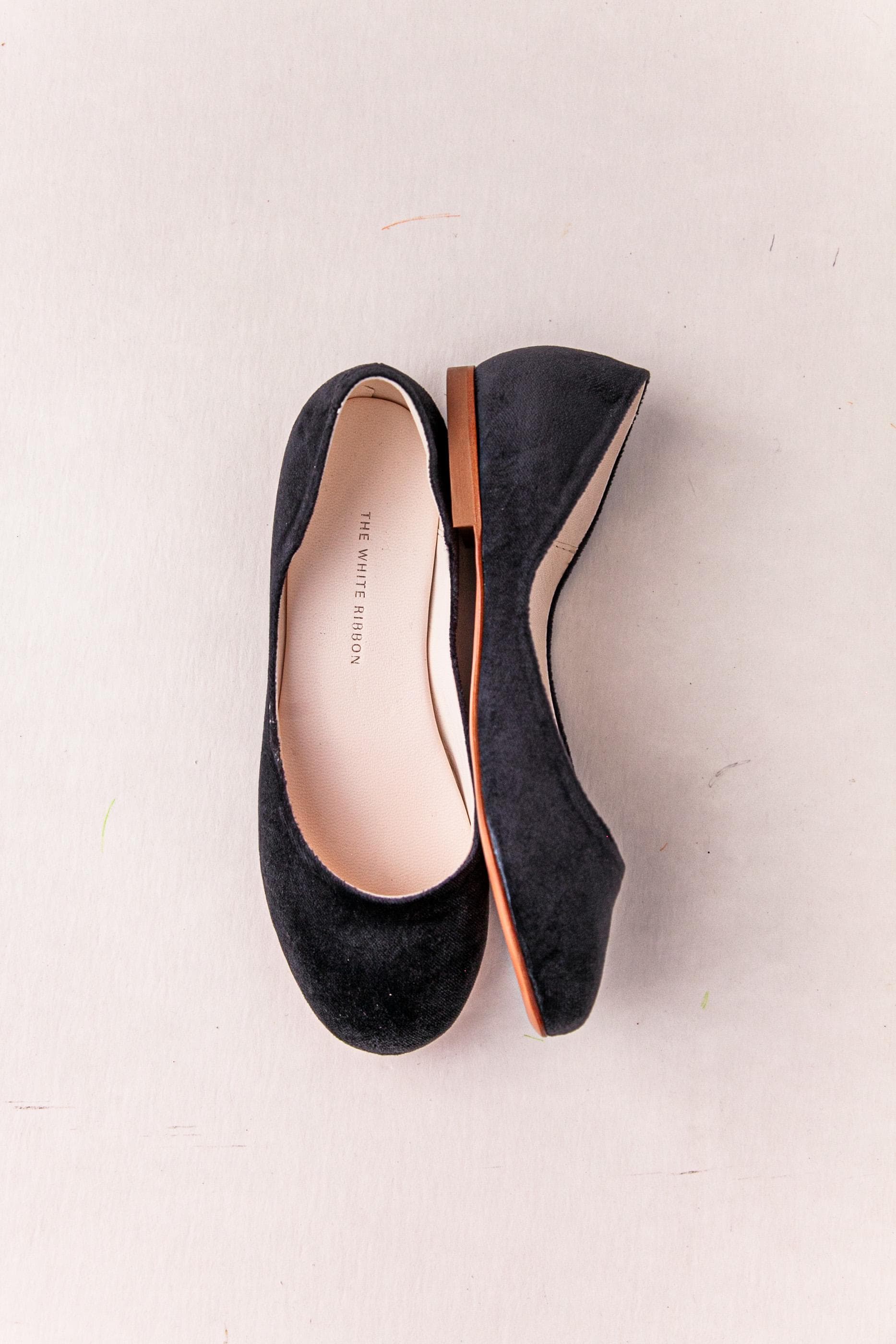 Flache Graue Samt Schuhe, Ballet Flats, Handgefertigt & Nachhaltig - Mila in Charcoal Grey von thewhiteribbon