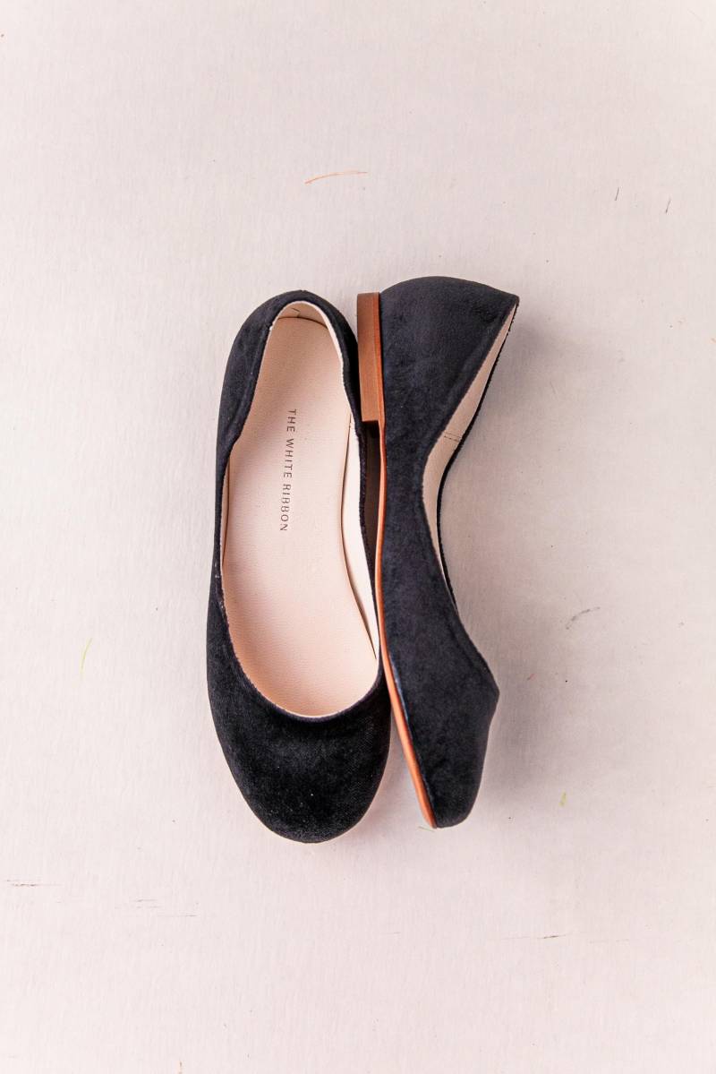Flache Graue Samt Schuhe, Ballet Flats, Handgefertigt & Nachhaltig - Mila in Charcoal Grey von thewhiteribbon