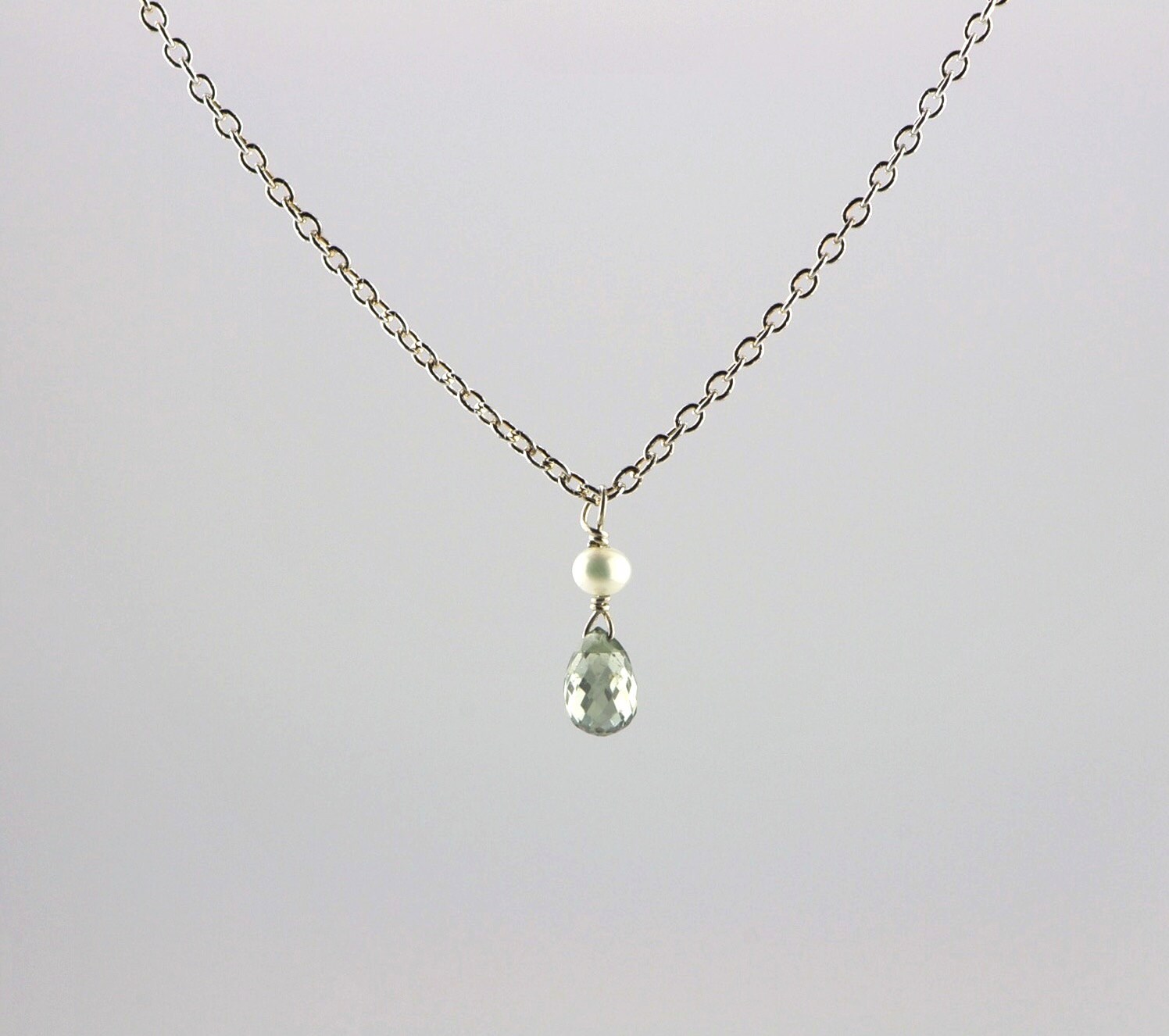 Teeny Kleine Perle Und Grün Saphir Briolette Anhänger Auf Silber Kette Teeny Kleine Perle Und Grün Saphir Briolette Anhänger Auf Silber Kette von thewilddiamondssi