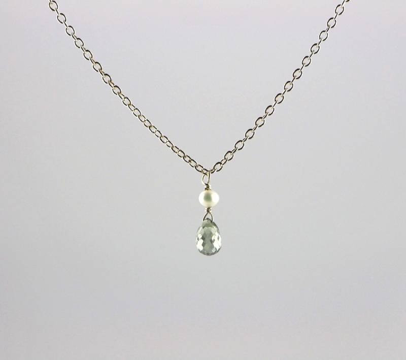 Teeny Kleine Perle Und Grün Saphir Briolette Anhänger Auf Silber Kette Teeny Kleine Perle Und Grün Saphir Briolette Anhänger Auf Silber Kette von thewilddiamondssi