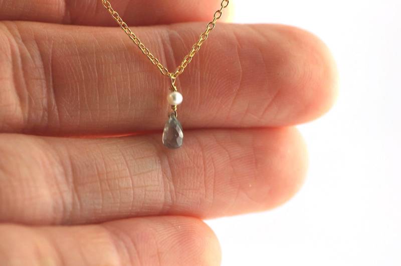 Teeny Kleine Perle Und Grün Saphir Briolette Anhänger Teeny Kleine Perle Und Grün Saphir Briolette Anhänger von thewilddiamondssi
