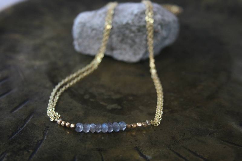 Schlichte Messing Kette Mit 8 Labradoriten Schlichte Messing Kette Mit 8 Labradoriten von thewildfolkBOHO