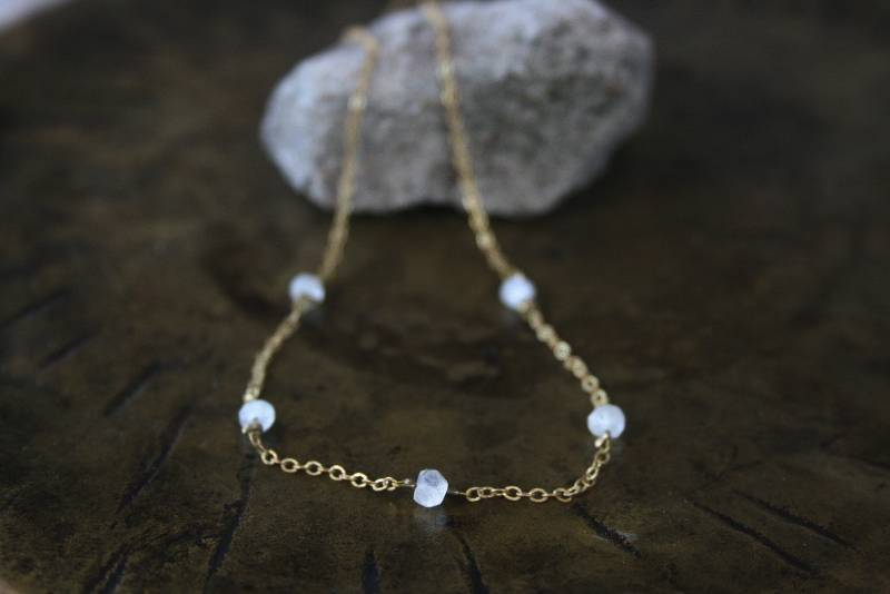 Zarte Messing Kette Mit Fünf Mondsteinen von thewildfolkBOHO