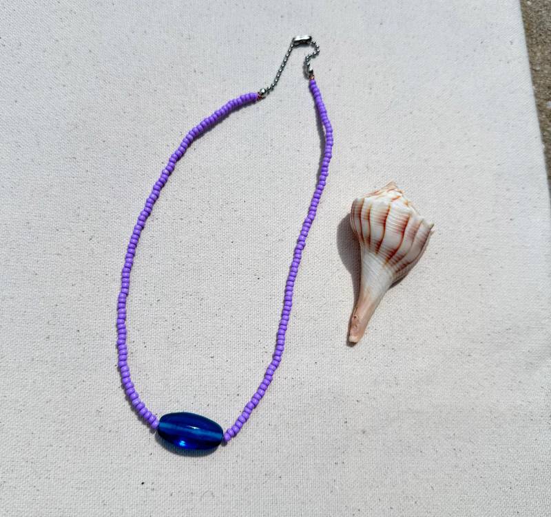 Violette Perlenkette Mit Tiefblauem Vintage-Akzent - Handgefertigter, Vom Strand Inspirierter Schmuck Violette Perlenkette Mit Tiefblauem Vintage-Akzent - Handgefertigter, Vom Strand Inspirierter Schmuck von thiiingss