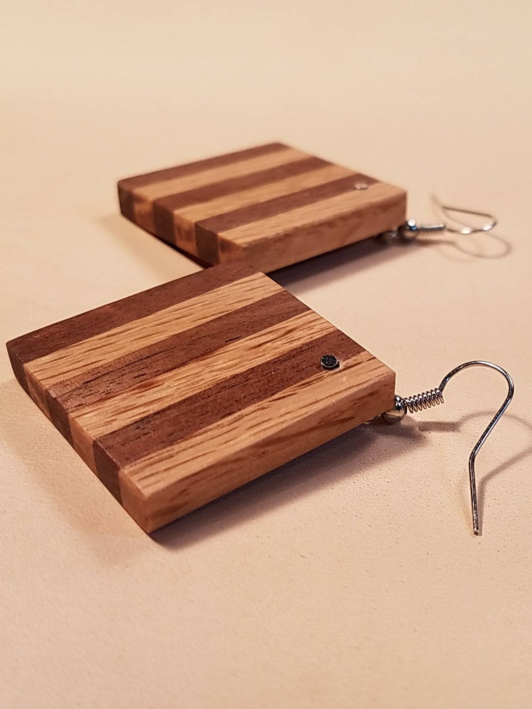 Eiche Und Walnuss-Quadrat Gestreifte Ohrringe von thinkhatch