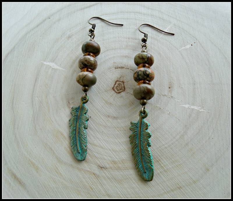 Patina Feder Charm Ohrringe, Picasso Jaspis Und Glas Perlen Boho Ohrringe von thiosart