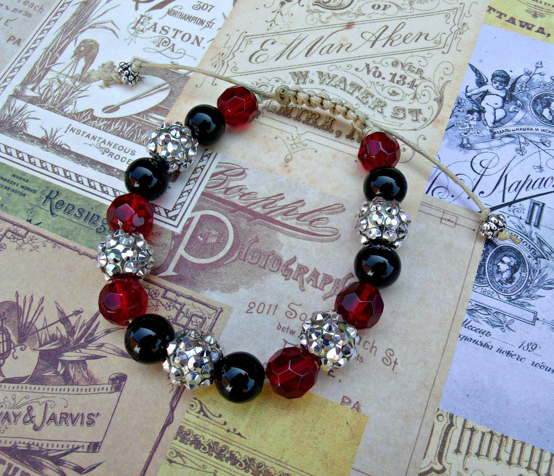 Shamballa/Makramee Armband, Rot, Schwarz, Silber, Verstellbares Baumwollkordel Armband von thiosart