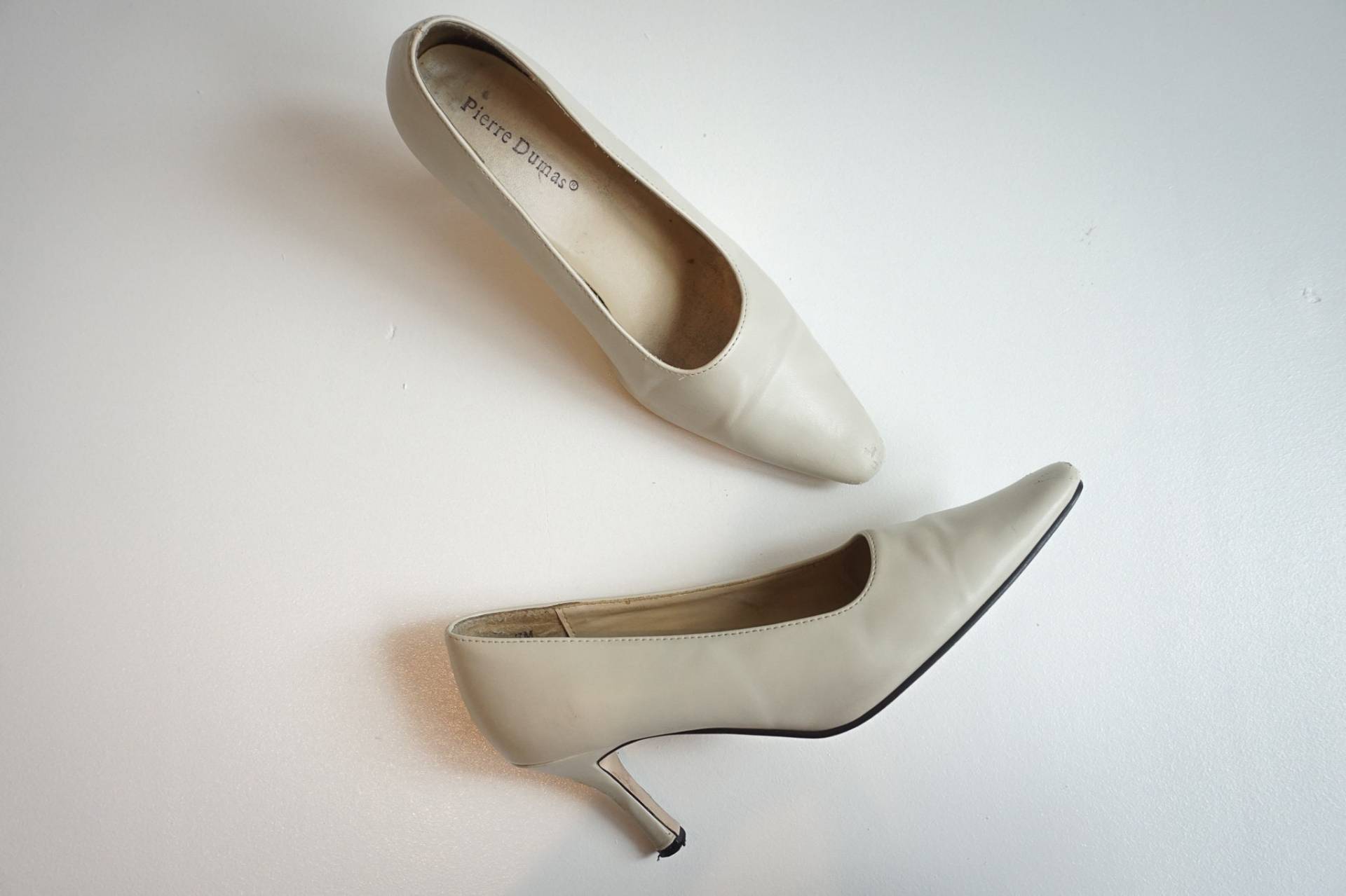 Vintage Elfenbeinfarbene Spitze Pumps | Veganes Leder 3 Inch Heels Damen Vintage Größe 18 cm von thirteenthECLECTIC