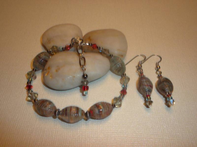Auf Verkauf Hübsche Glasarmband Und Ohrringe von thisbeadsforyou