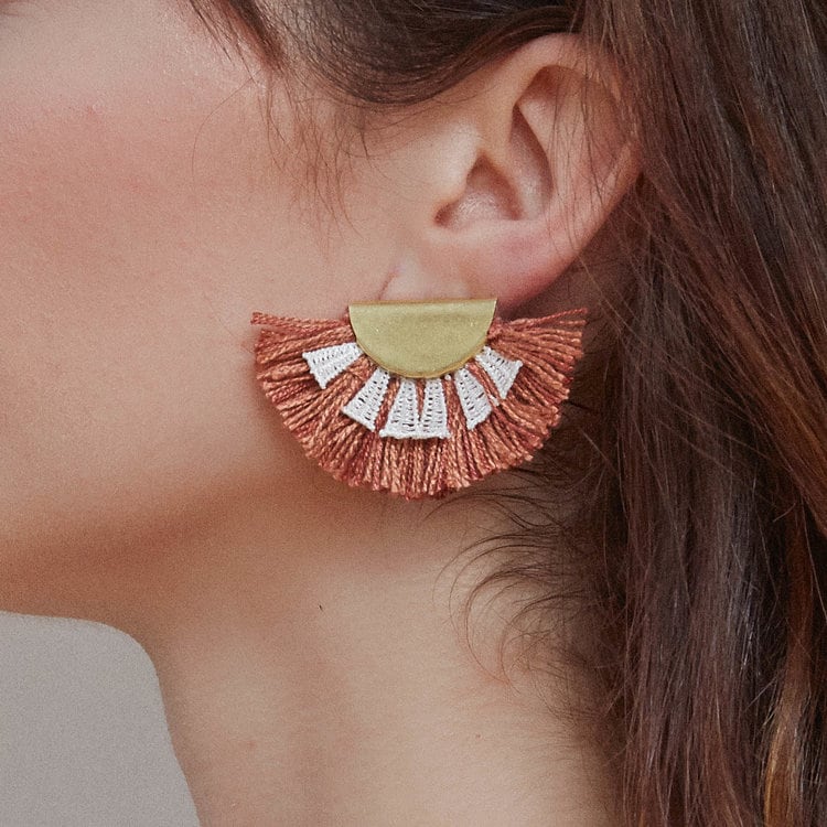 Fransenohrringe - Matahari Statement Fächer-Quasten-Ohrringe in Vintage Terracotta, Grün Oder Beige Mit Fransen Und Weißer Spitze. Sonnenuntergang Fransenohrringe - Matahari Statement Fächer-Quasten-Ohrringe in Vintage Terracotta, Grün Oder Beige Mit Fransen Und Weißer Spitze. Sonnenuntergang von thisilk