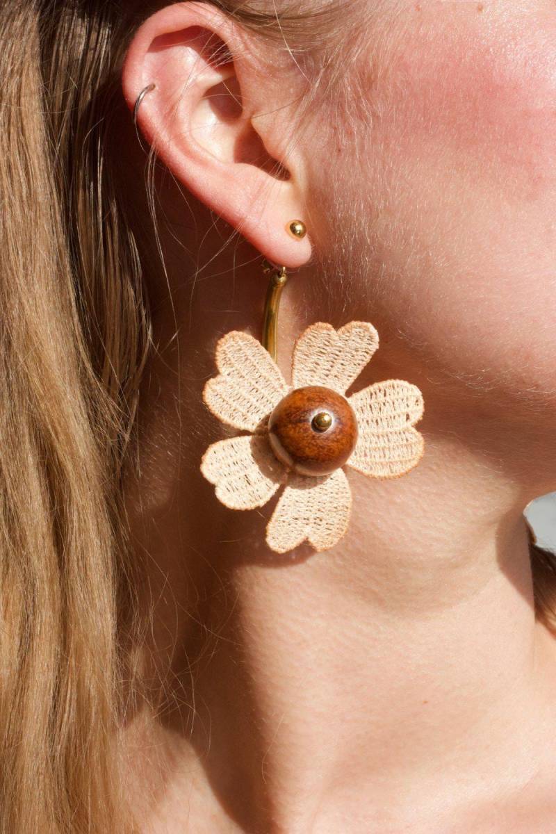 Summer Of Love Vintage Spitze Blumen Ohrringe. Statement Ohrringe, Die An Floralen Prints Der 1960Er Erinnern Summer Of Love Vintage Spitze Blumen Ohrringe. Statement Ohrringe, Die An Floralen Prints Der 1960Er Erinnern von thisilk