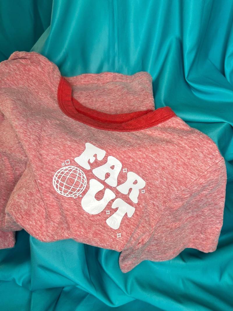 Orange Far Out Damen T-Shirt | Extra Klein Alltagskleidung von thisisexcitingg