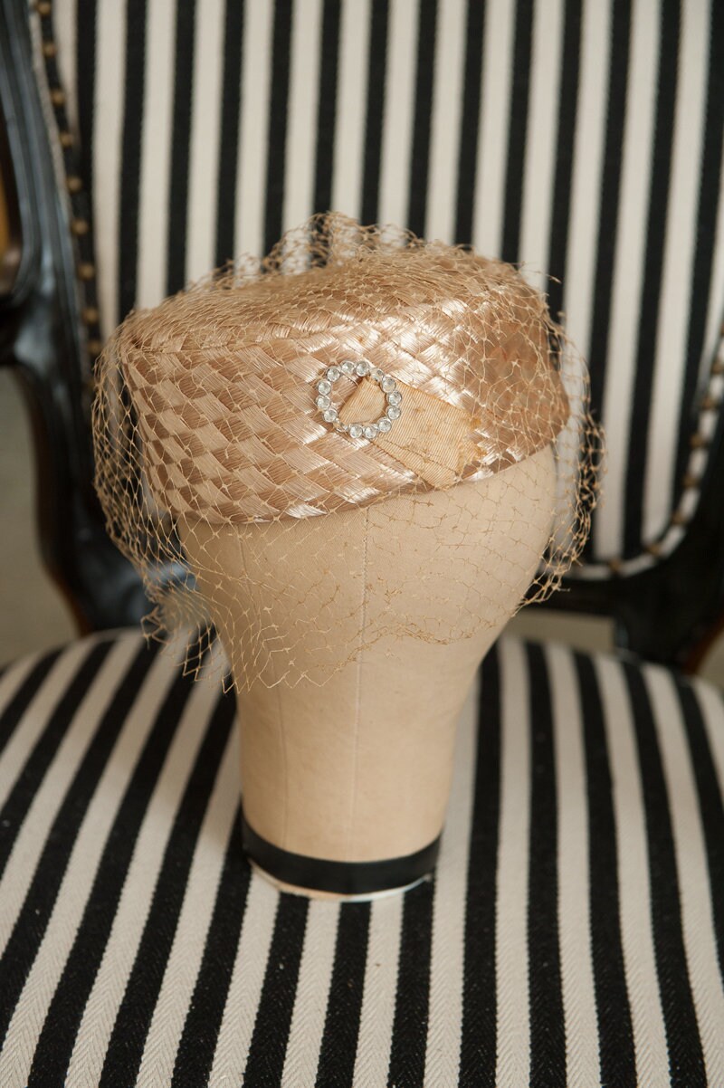 Vintage Blumenhut - 60Er Rosen Blush Champagner Strass Schleier Netting von thoroughbredthreads