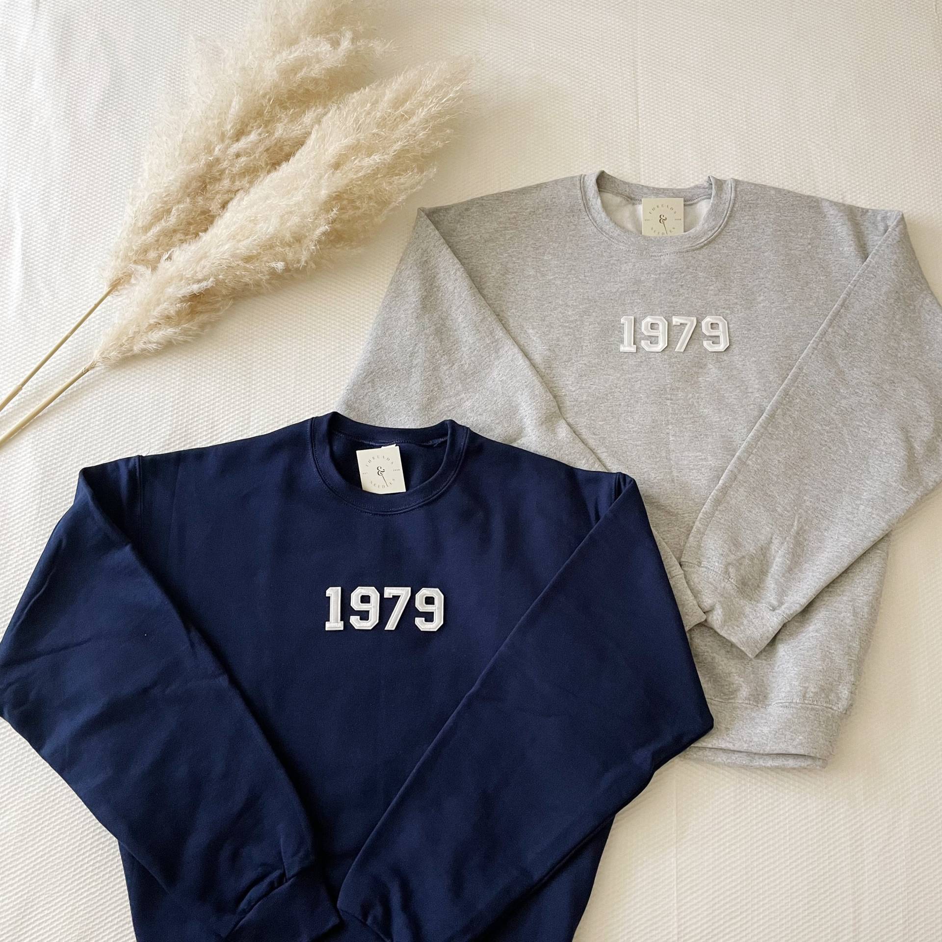 45Th Birthday Sweatshirt | Geschenke Frauen Männer 45. Geburtstag Shirt 1979 Retro Vintage Crewneck von threadsandneedlesCHI