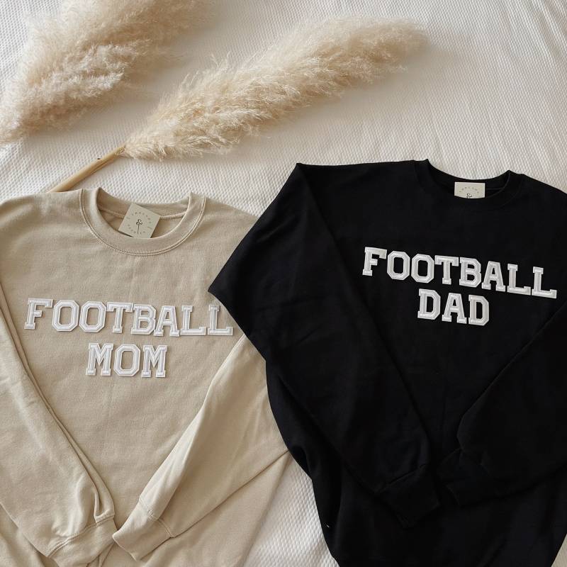 Fußball Mom Sweatshirt | Dad Pullover Mama Geschenk Papa Football von threadsandneedlesCHI