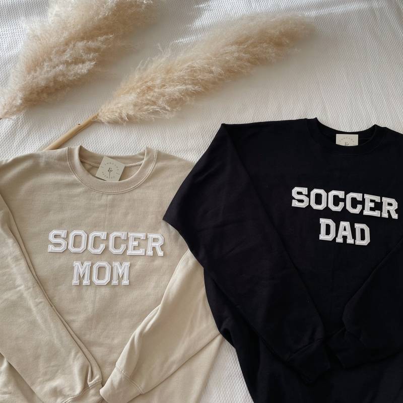 Fußball Mom Sweatshirt | Dad Pullover Mama Geschenk Papa von threadsandneedlesCHI