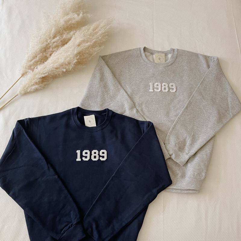 Geburtstags-Sweatshirt 35. | Geschenke Zum Geburtstag Frauen Männer Geburtstags-Shirt 35 Jahre 1989 Sweatshirt Retro Vintage Rundhalsausschnitt von threadsandneedlesCHI