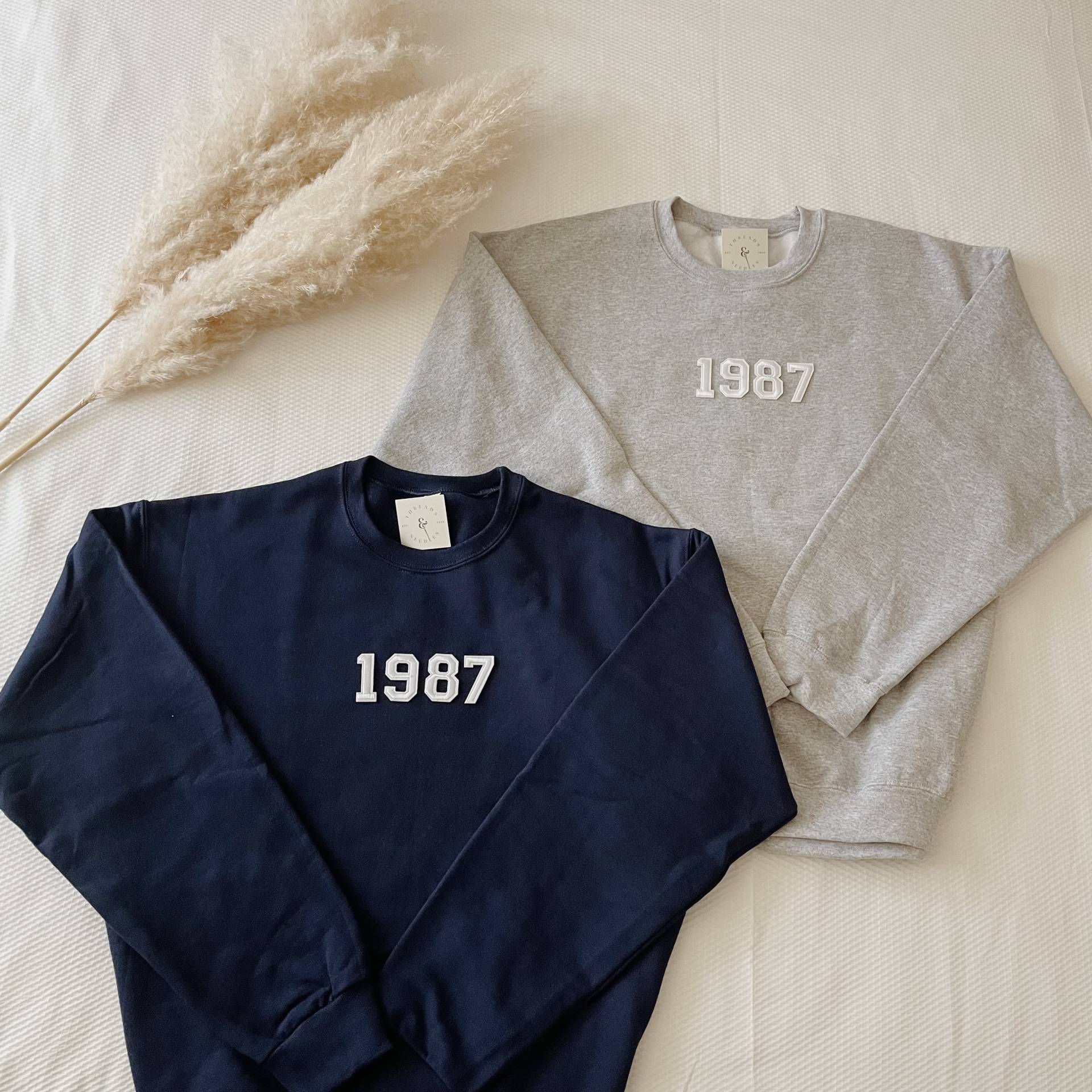Geburtstags-Sweatshirt 37. | 37 Geburtstag Geschenke Frauen Männer Geburtstags-Shirt 1987 Sweatshirt Retro Vintage Rundhalsausschnitt Trikot von threadsandneedlesCHI