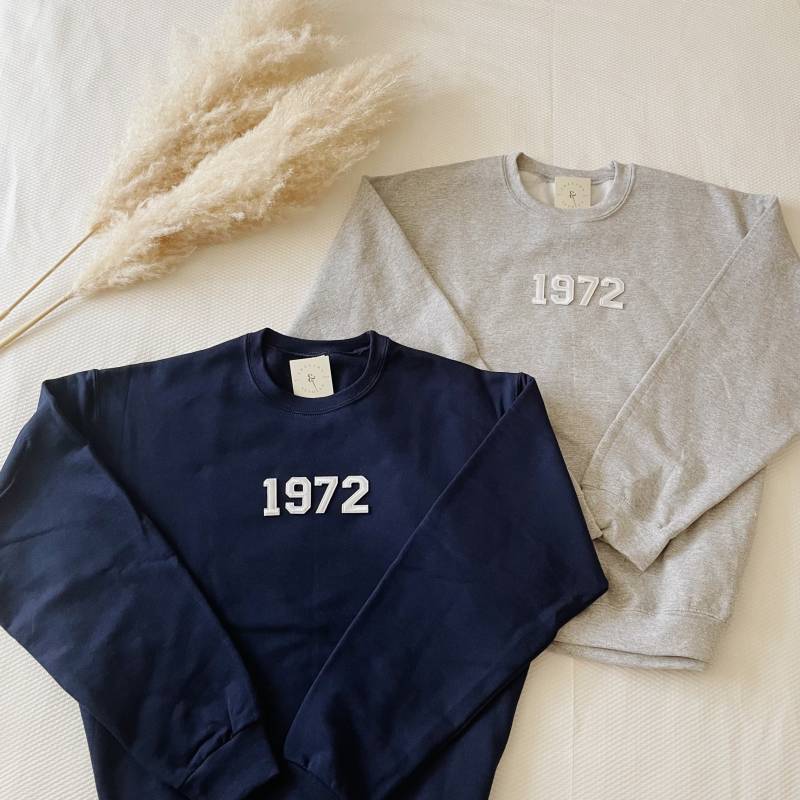 Geburtstags-Sweatshirt 52 | Geburtstag Geschenke Frauen Männer Geburtstagsshirt 1972 Sweatshirt Retro Vintage Rundhalsausschnitt Trikot von threadsandneedlesCHI