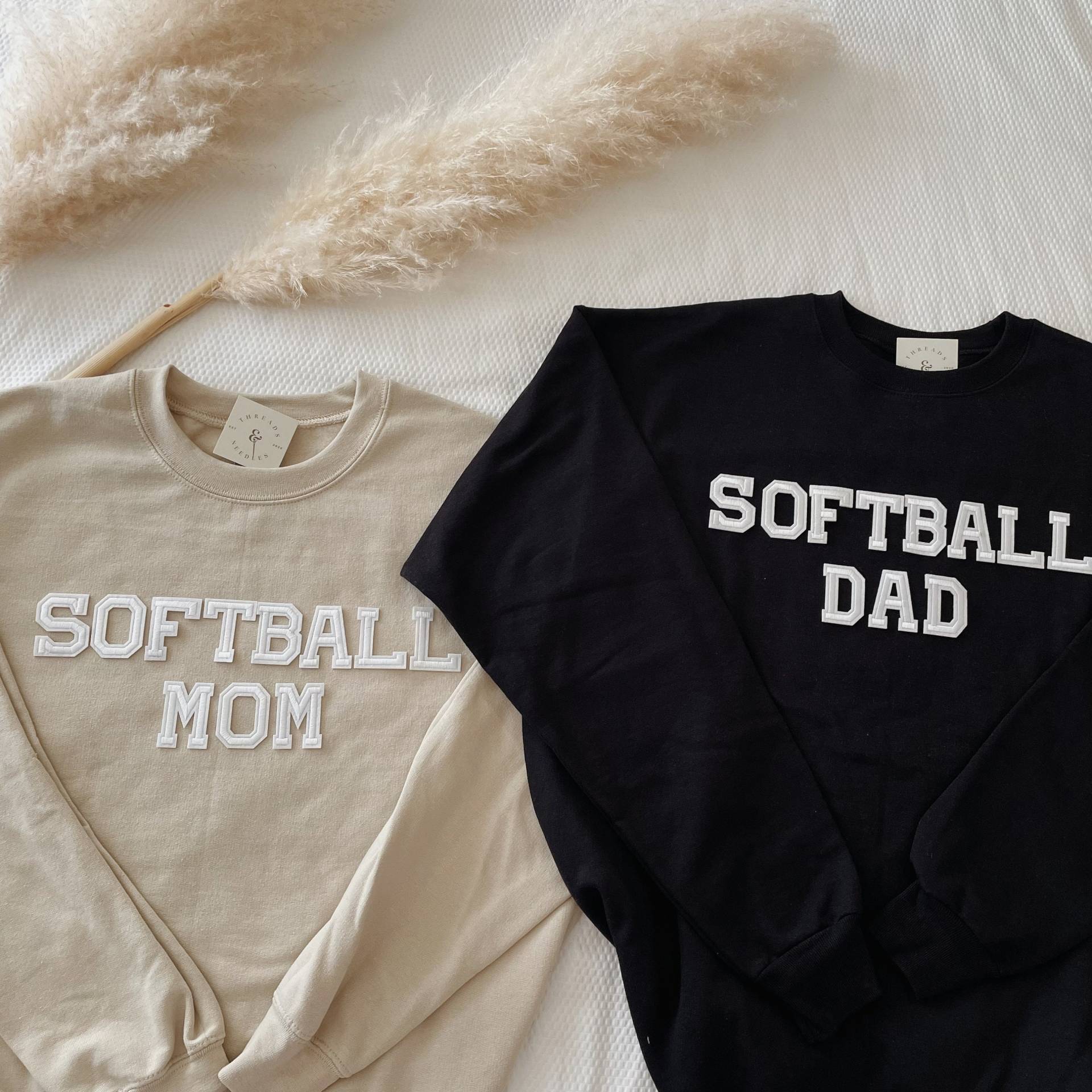 Softball Mom Sweatshirt | Dad Pullover Mama Geschenk Papa von threadsandneedlesCHI