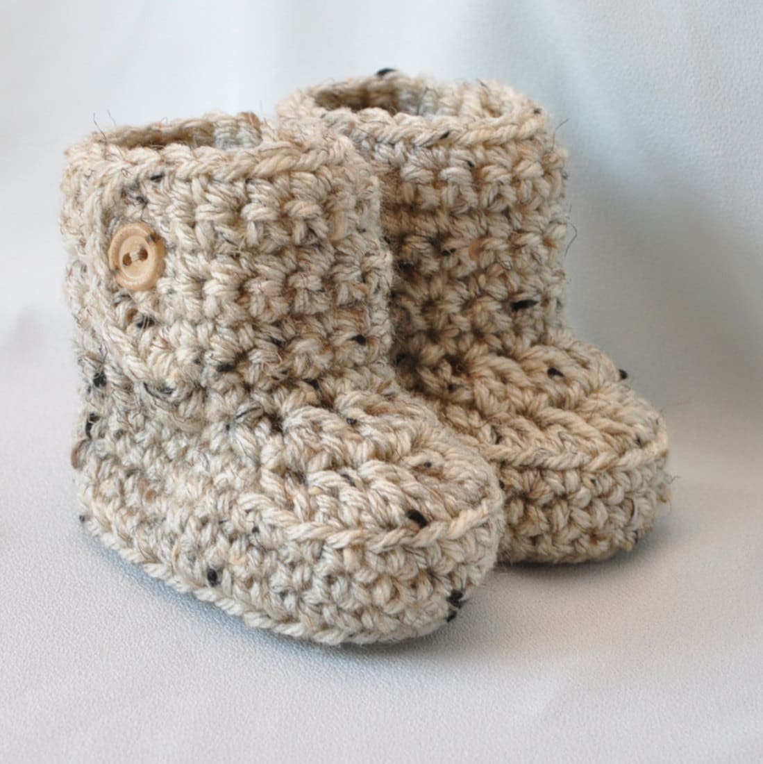 Baby Booties, Gehäkelte Boot Mit Knopfleiste, Größe 0 Bis 6 Monate von threekittensknitting