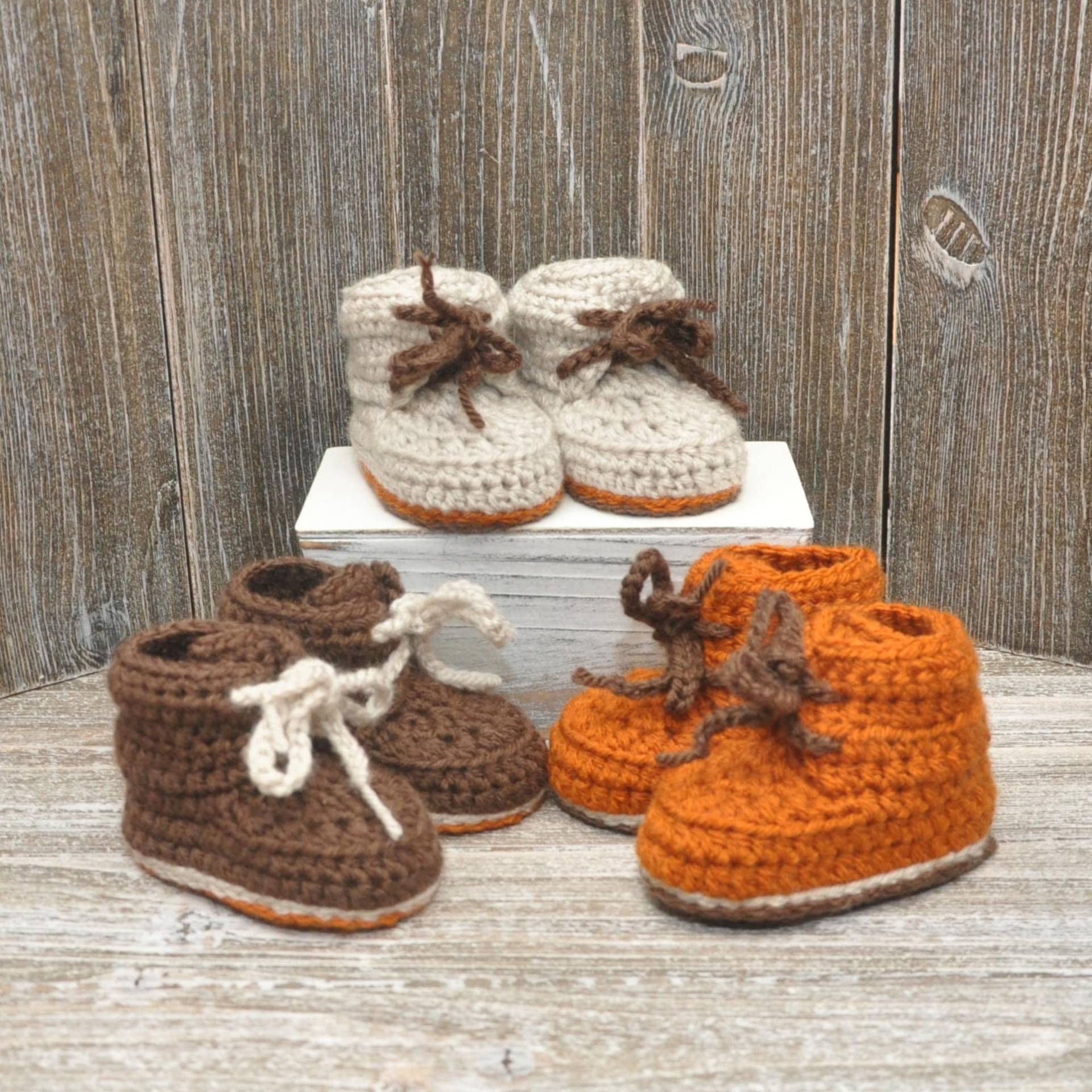 Gehäkelte Babyschühchen, Baby Wanderstiefel, Gehäkelte Babyschühchen von threekittensknitting