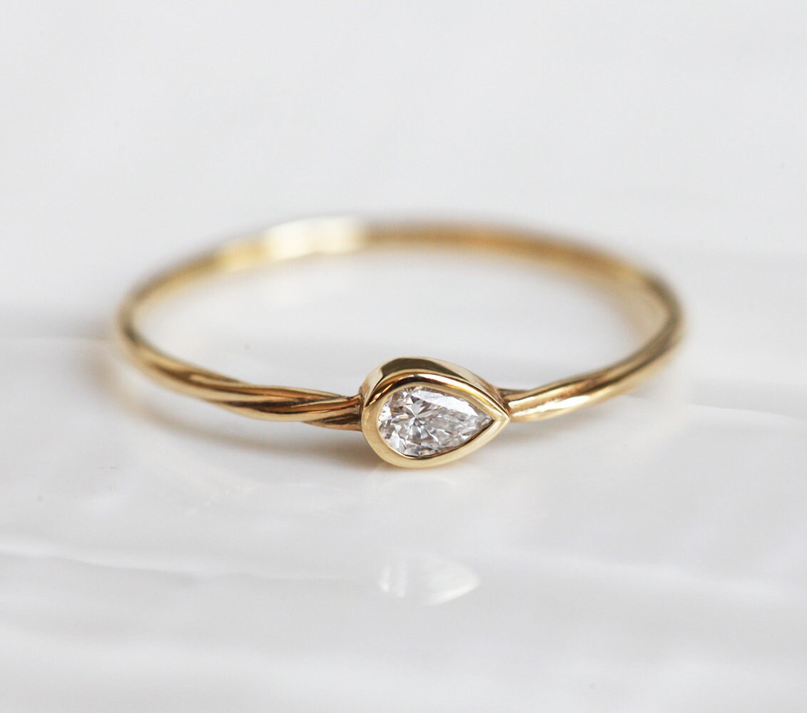 Birne Diamant Ring Zartes Verdrehtes Gold Band, Zarter Verlobungsring 0.1 Karat Von Threelayers von threelayers