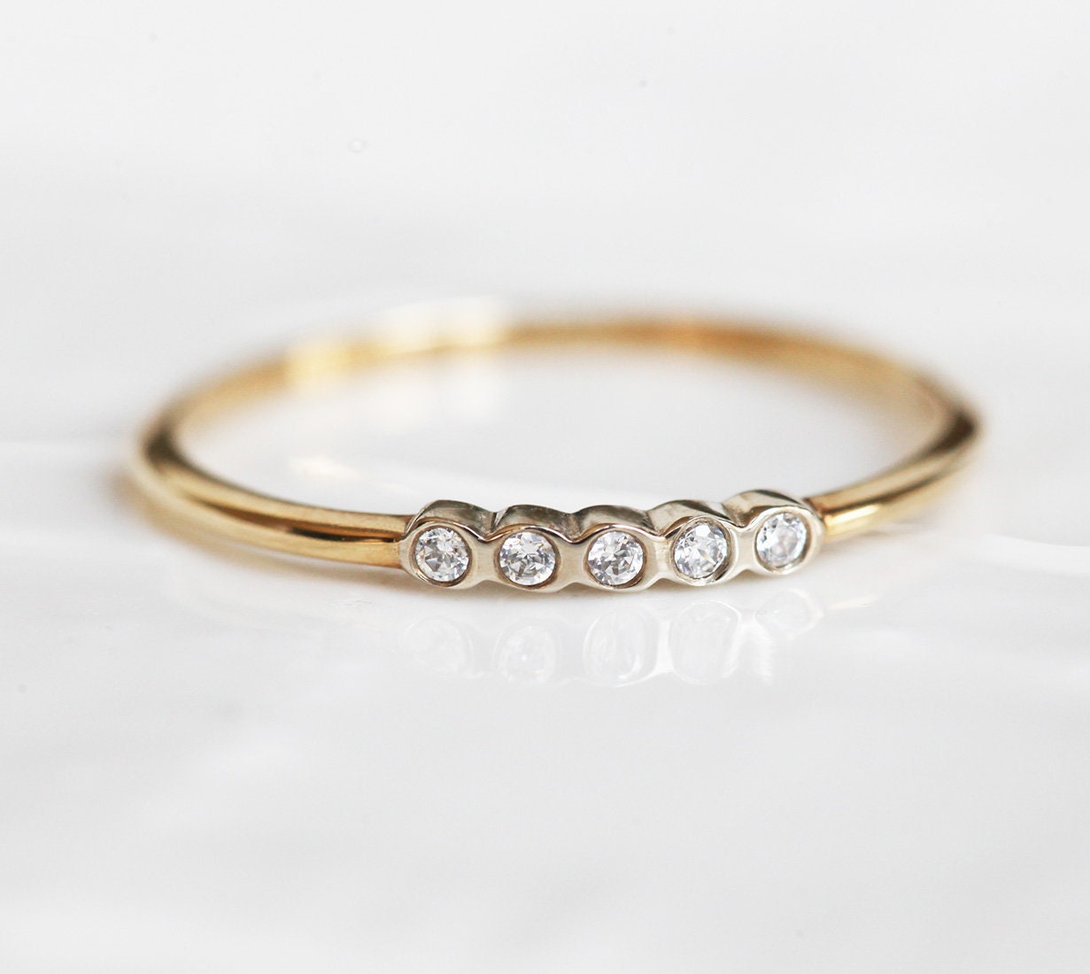 Zarte Diamant-Hochzeitsband, Fünf Diamant-Ring, Dünne Gold Diamant-Band von threelayers